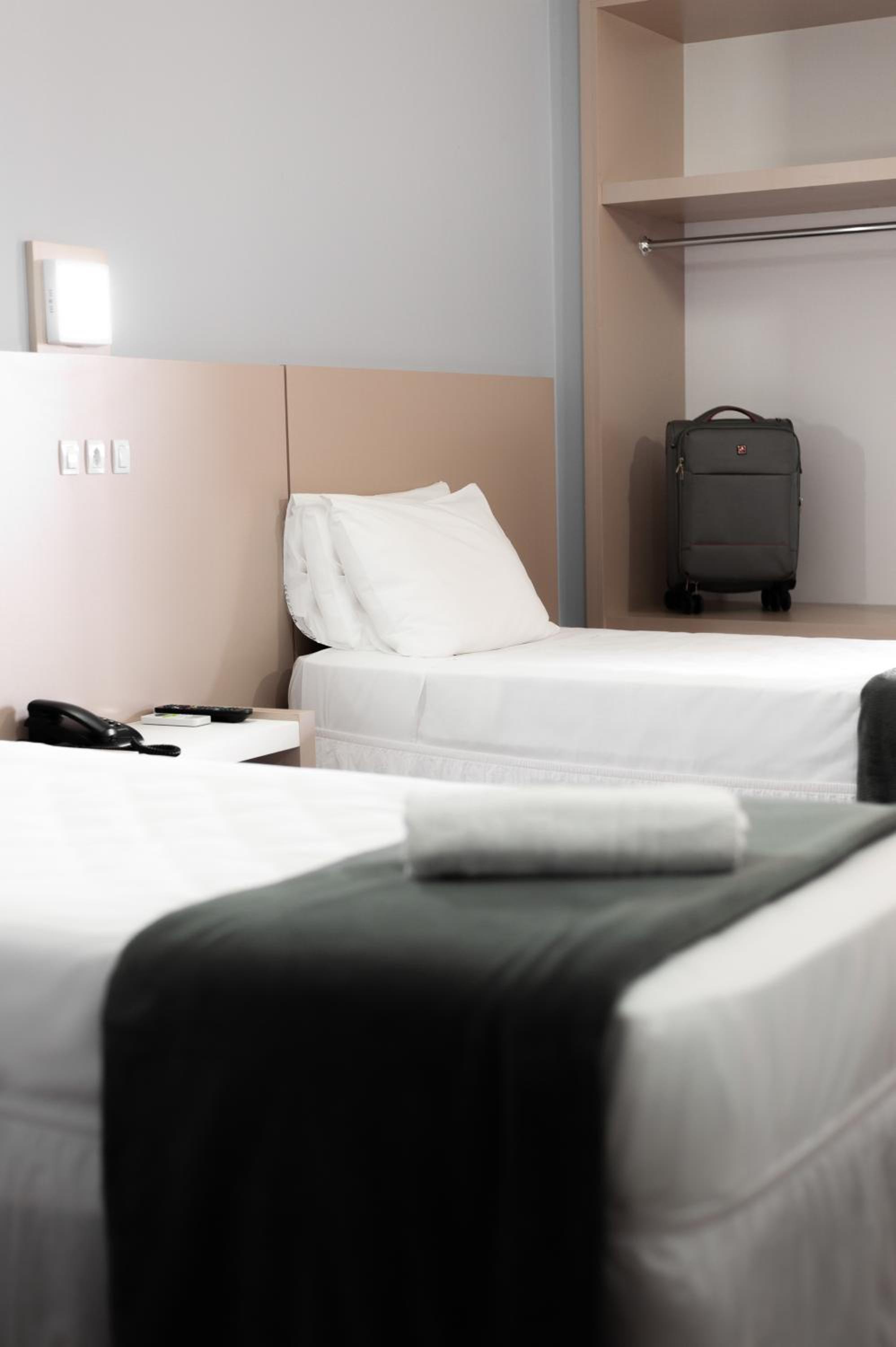 Standard Triple Room with 3 Single Bad photo 1