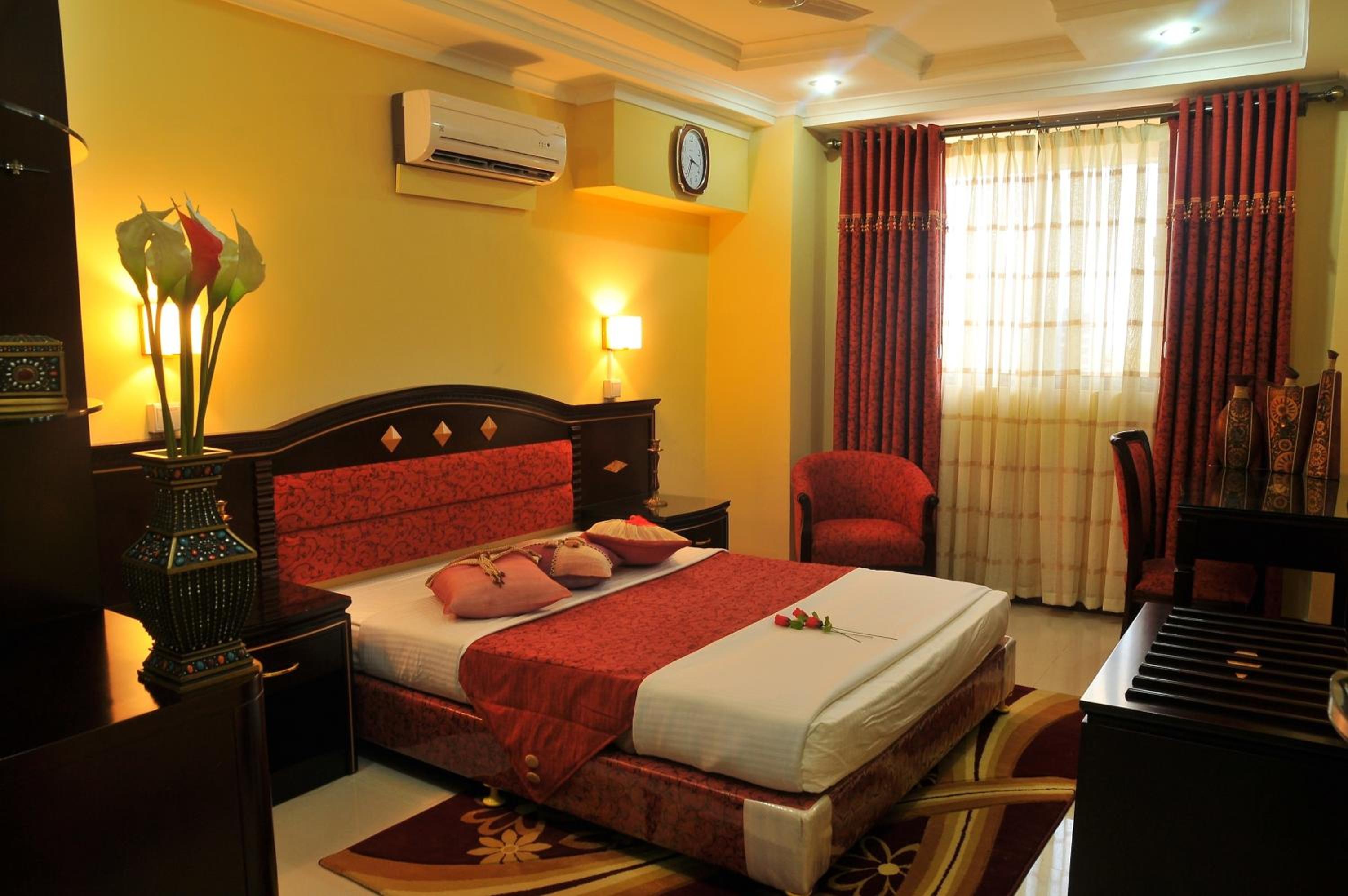 Executive Suite - Photo 5