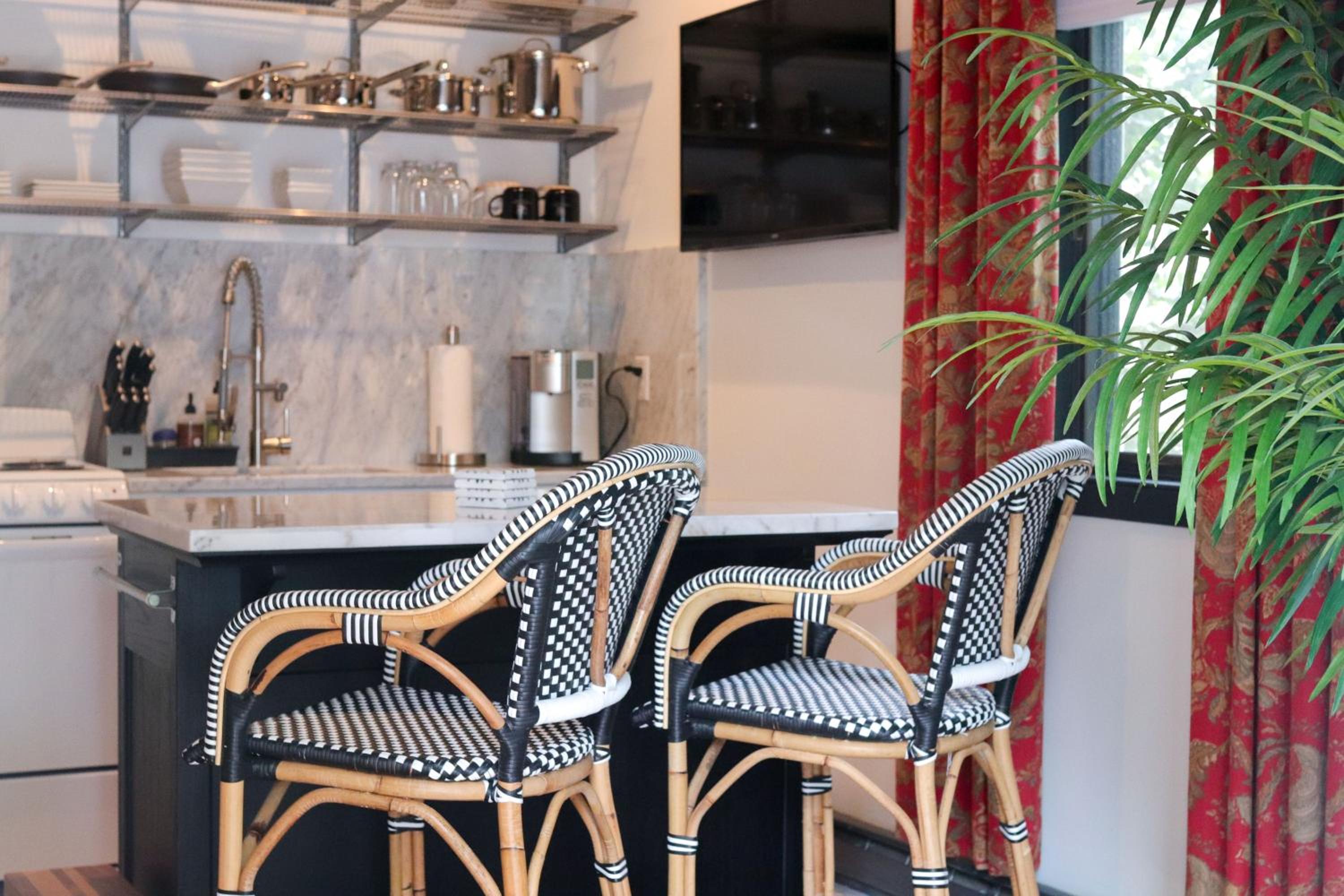 Superior King Suite - Photo 8