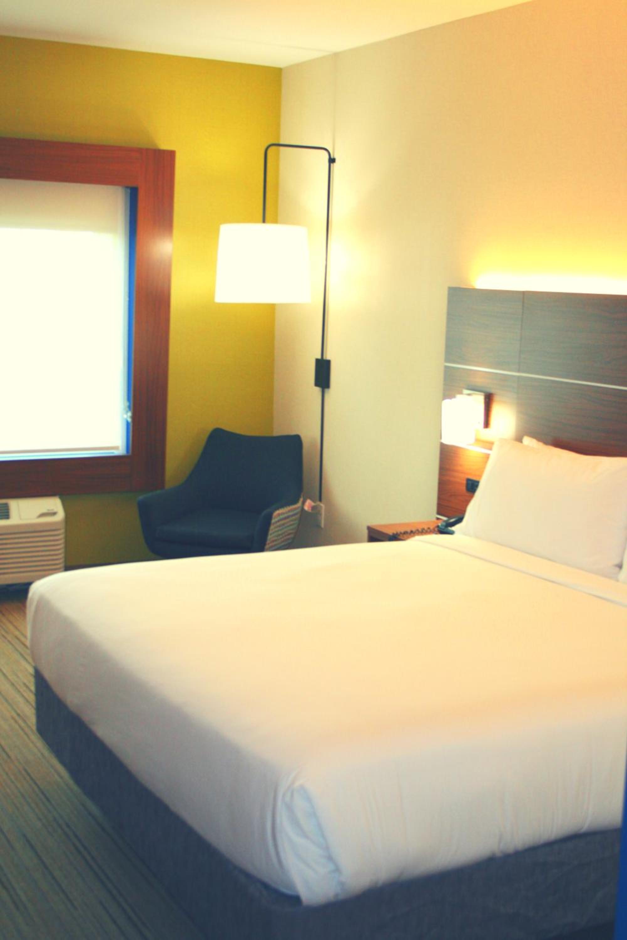 Standard King Room - Photo 6