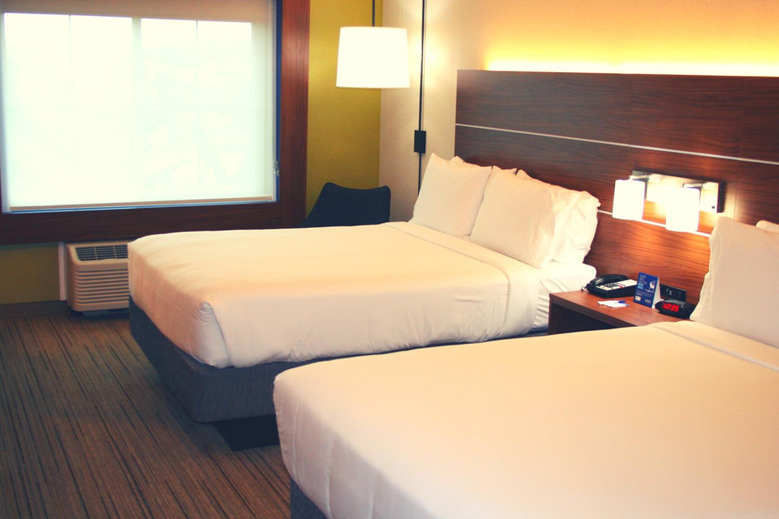 Standard Room with Two Queen Beds - Photo 8
