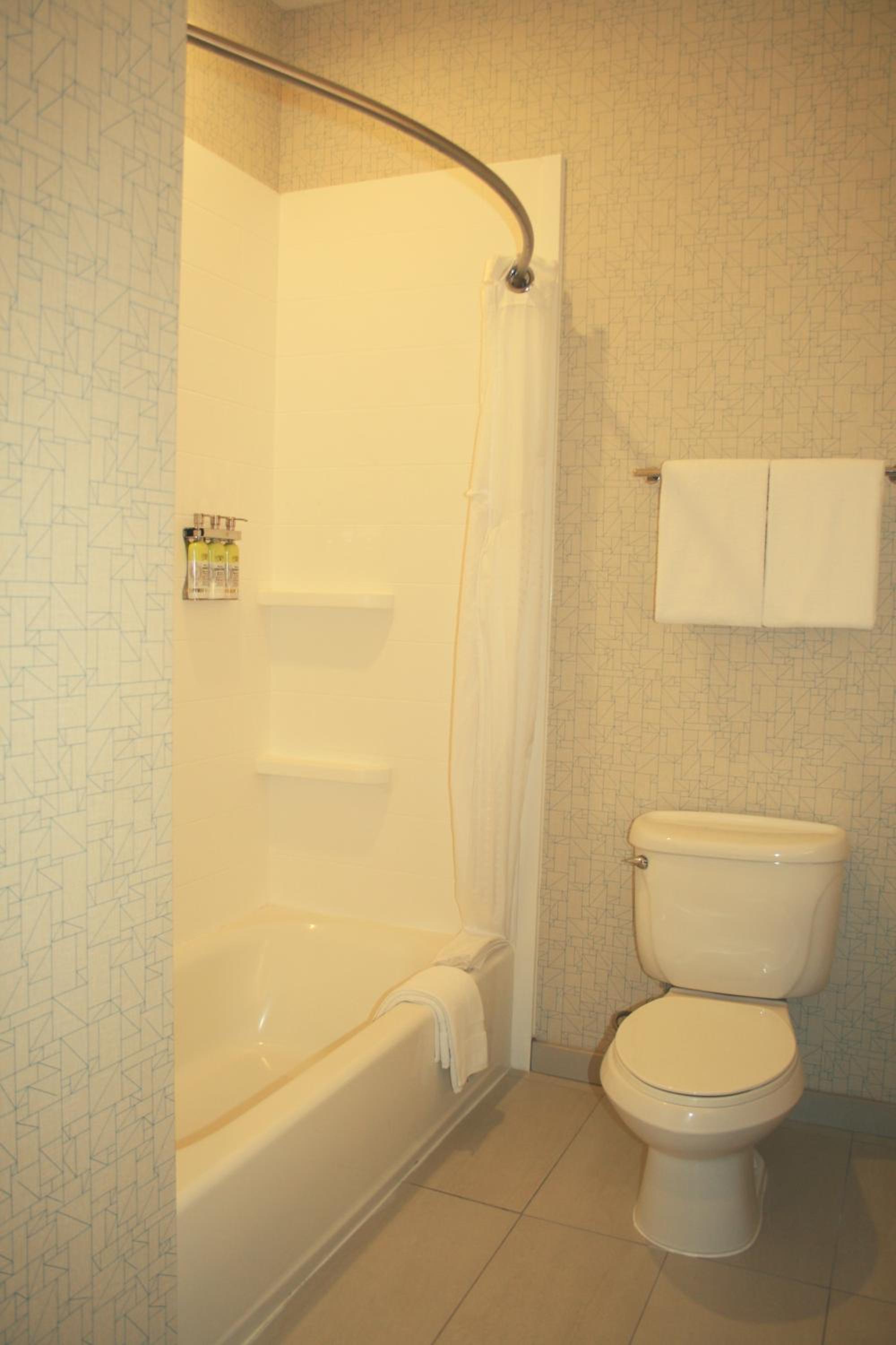Standard Room with Two Queen Beds - Photo 5