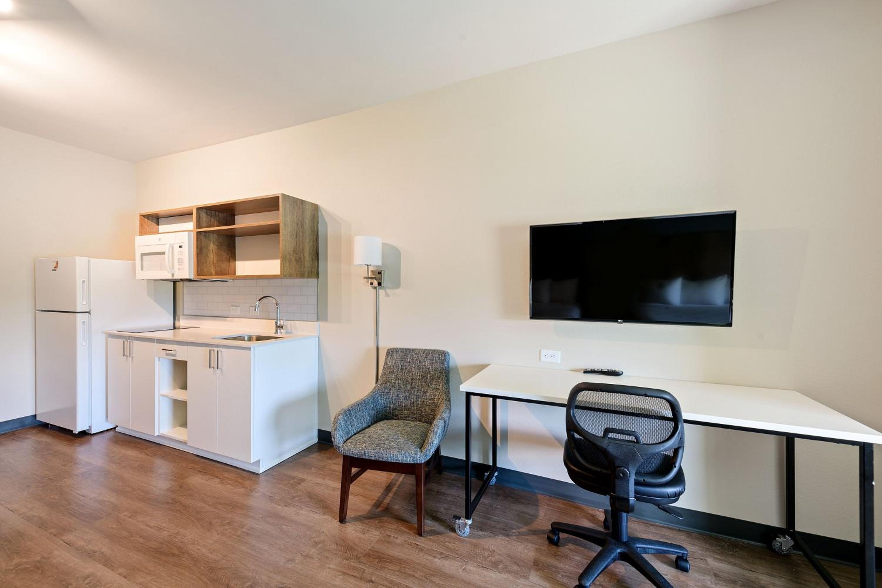 Studio with 2 Queen Beds - Non-Smoking - Photo 9
