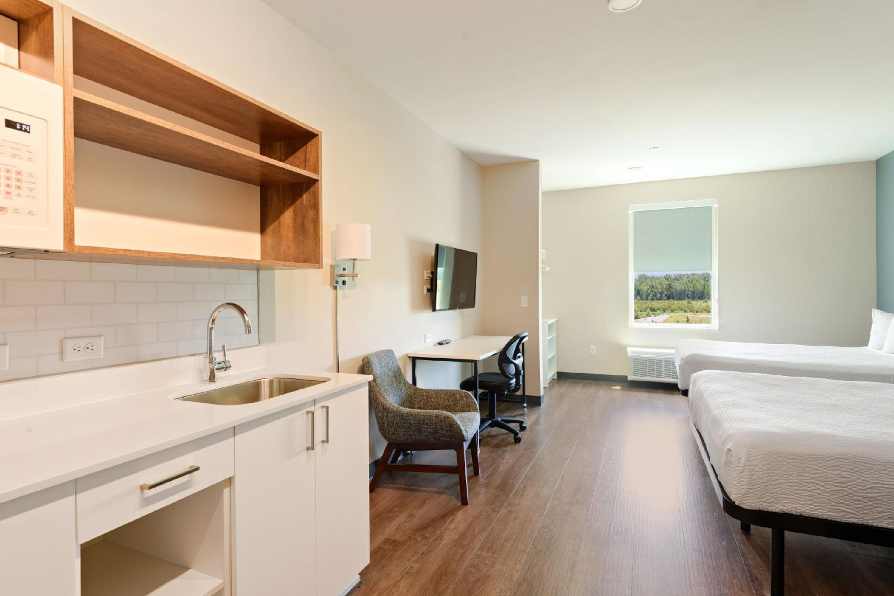 Studio with 2 Queen Beds - Non-Smoking - Photo 8