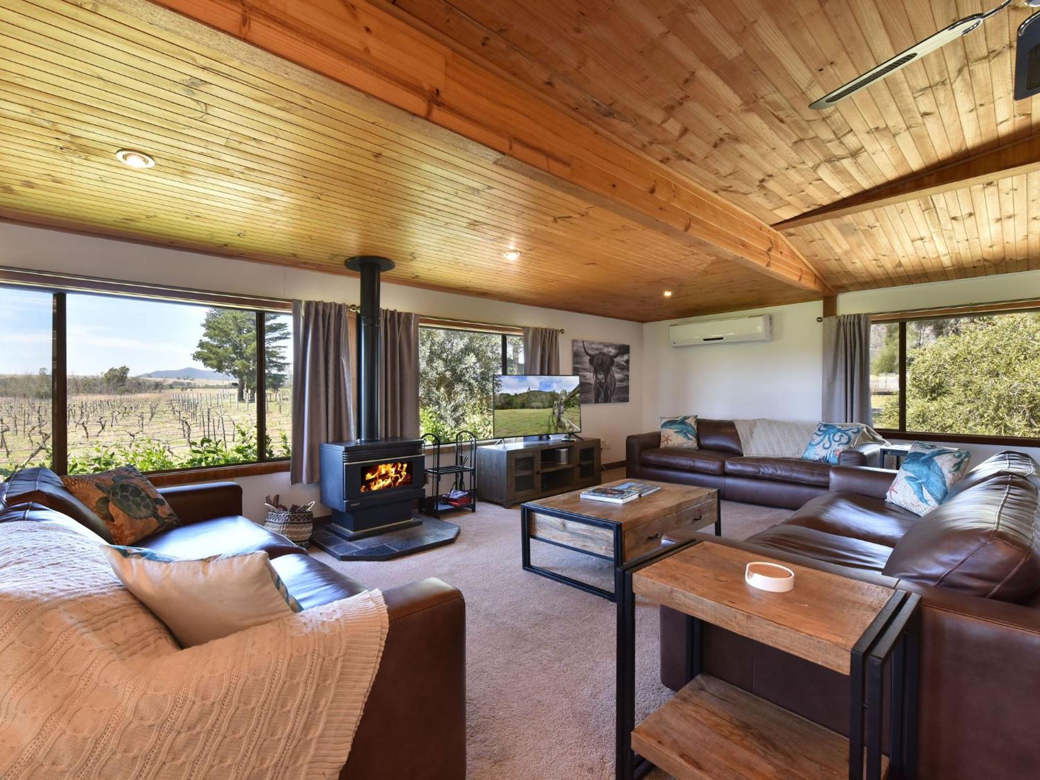 Five-Bedroom House photo 1