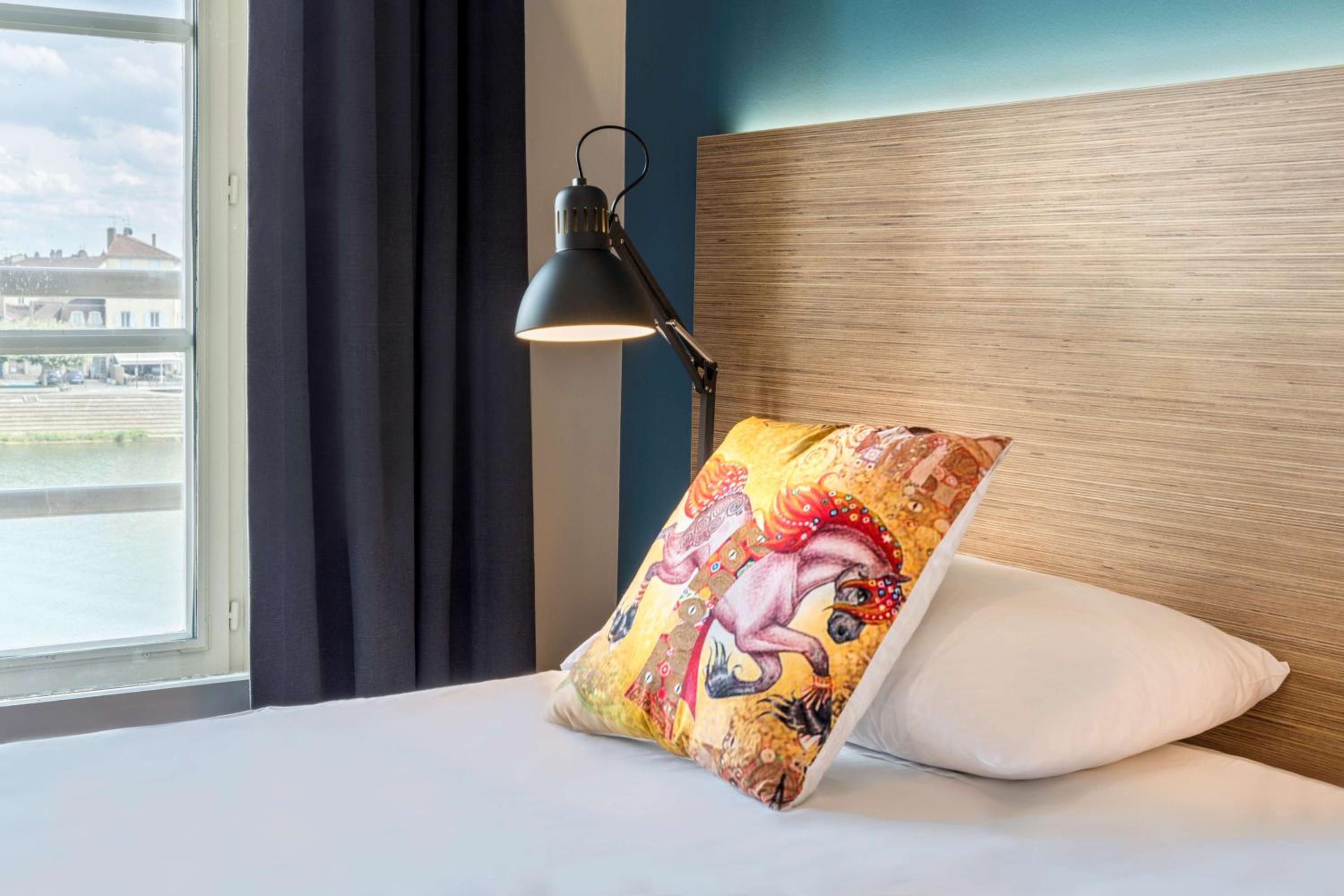 Superior King Room with River View - Photo 4