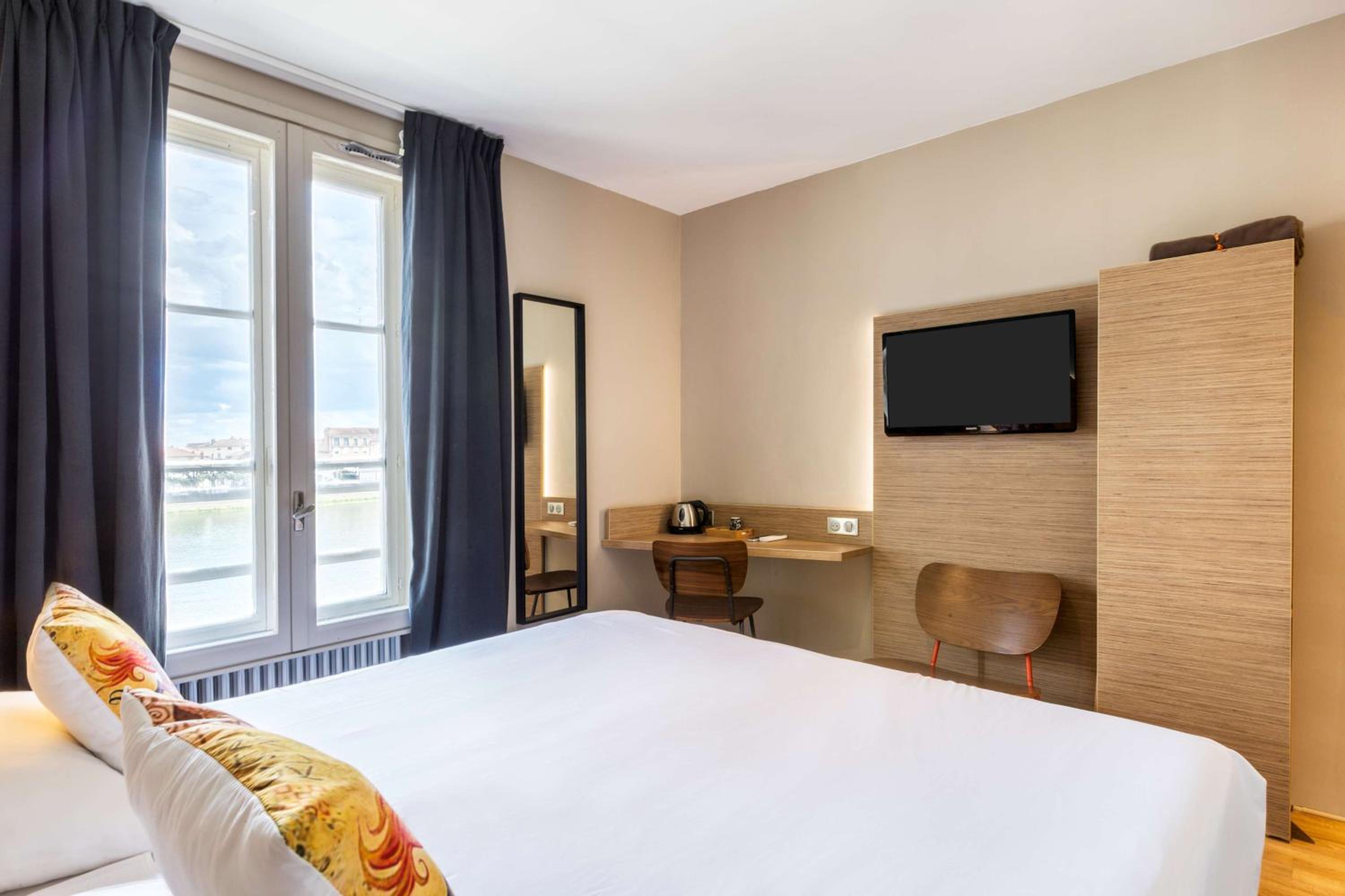Superior King Room with River View - Photo 3
