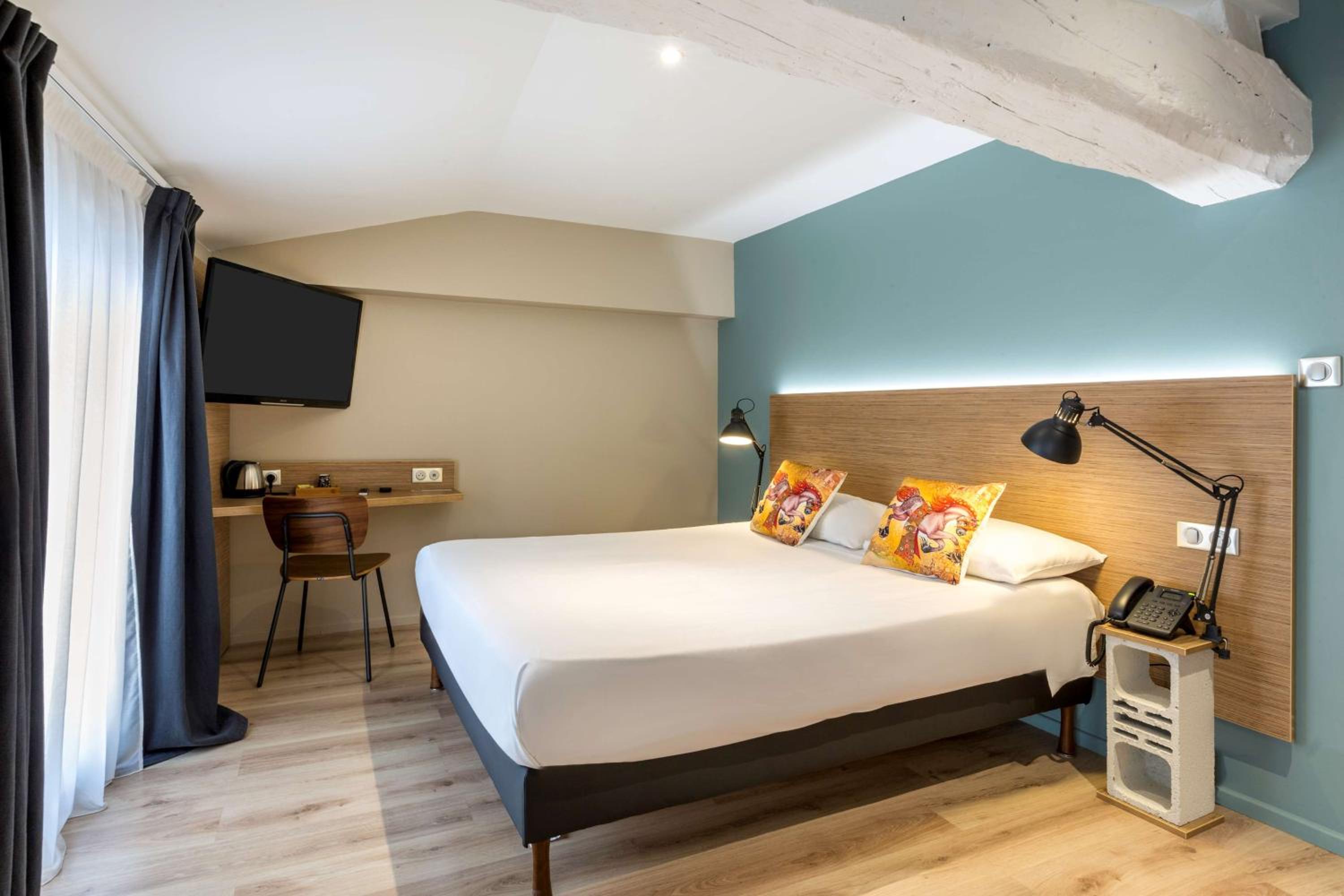 Comfort Queen Room - Street Side - Photo 14