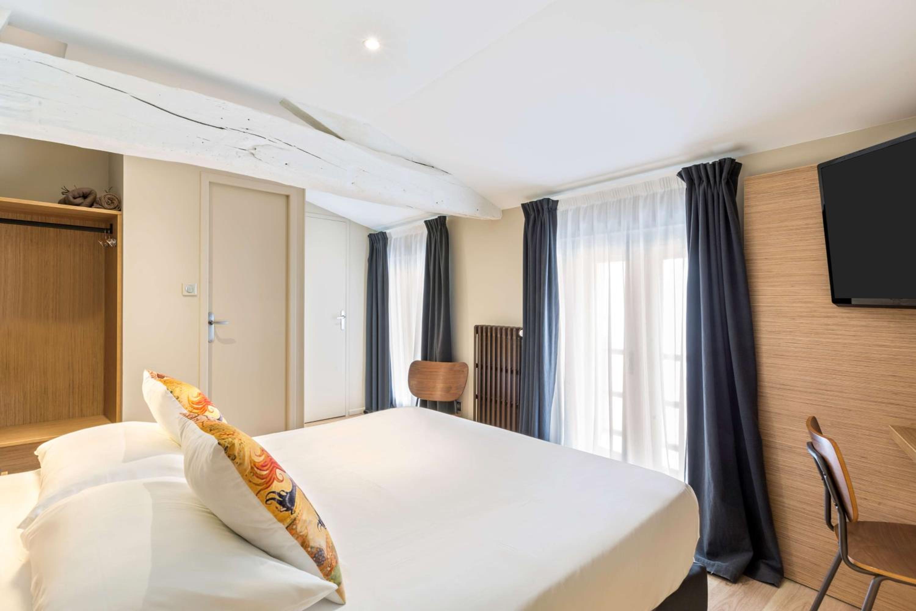 Comfort Queen Room - Street Side - Photo 13