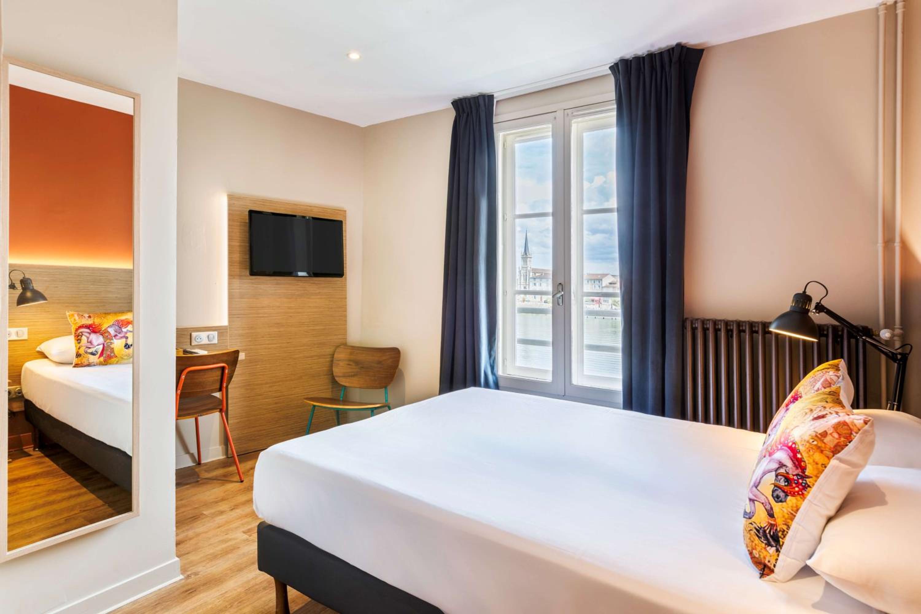 Standard Double Room with River View - Photo 6