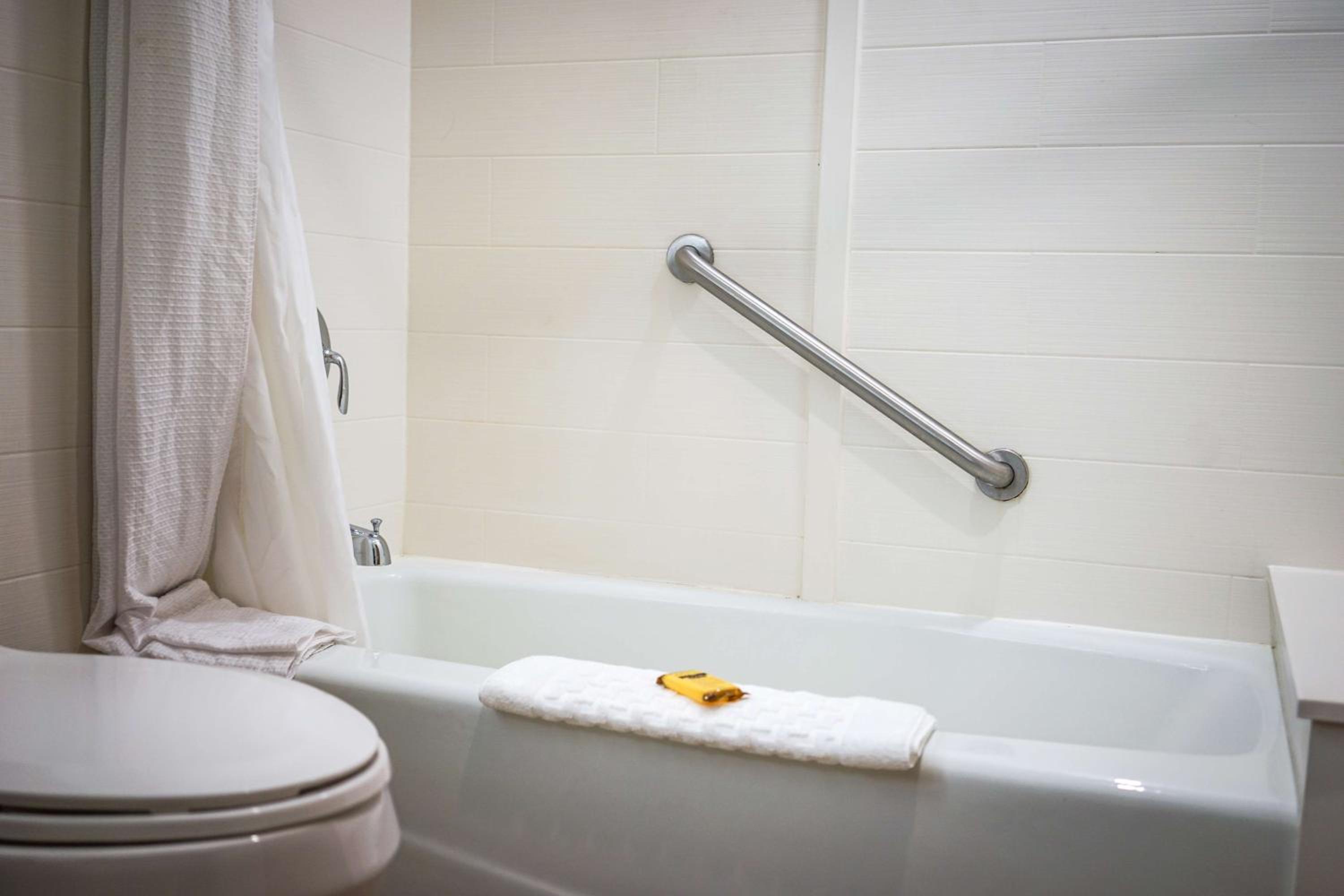Queen Room With Two Queen Beds And Bath Tub - Disability Access - Photo 3