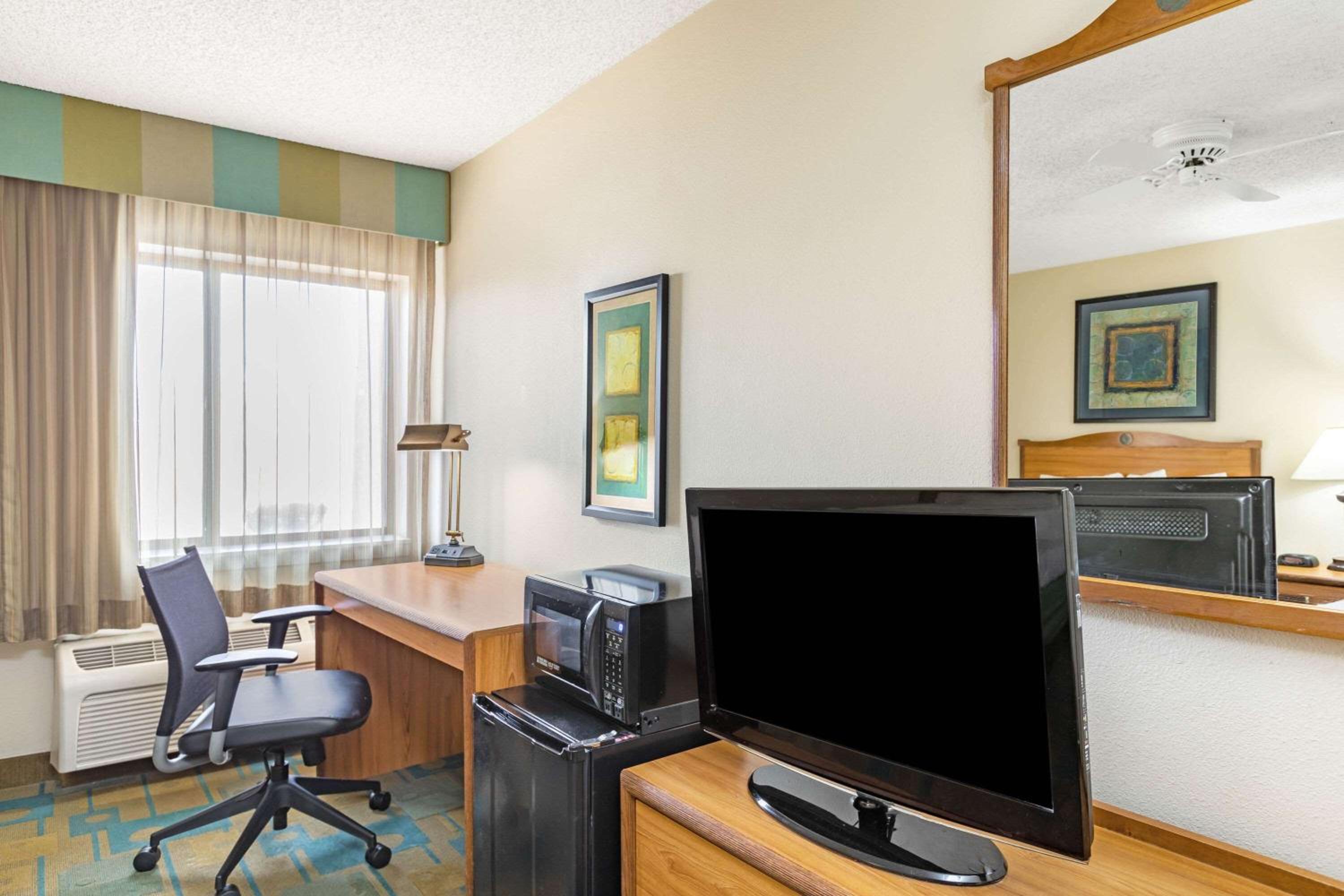 King Room with City View - Non-Smoking - Photo 3