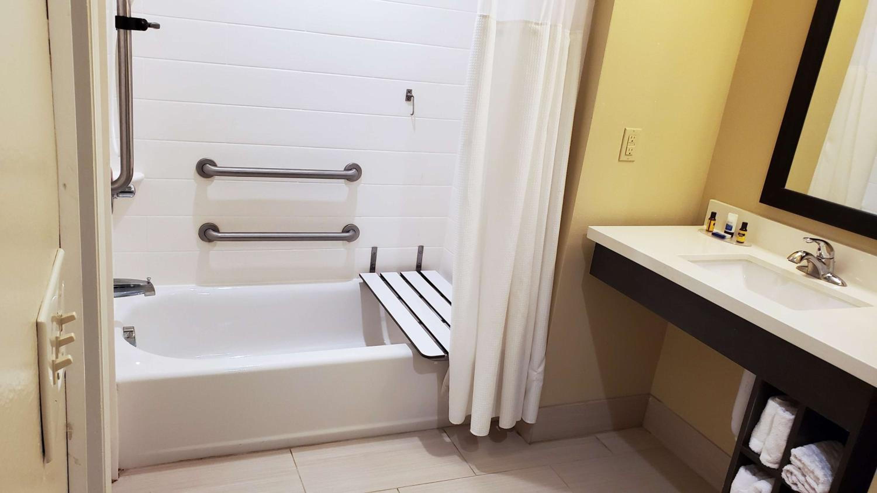 Queen Room with Two Queen Beds and Bath Tub - Disability Access/Non-Smoking