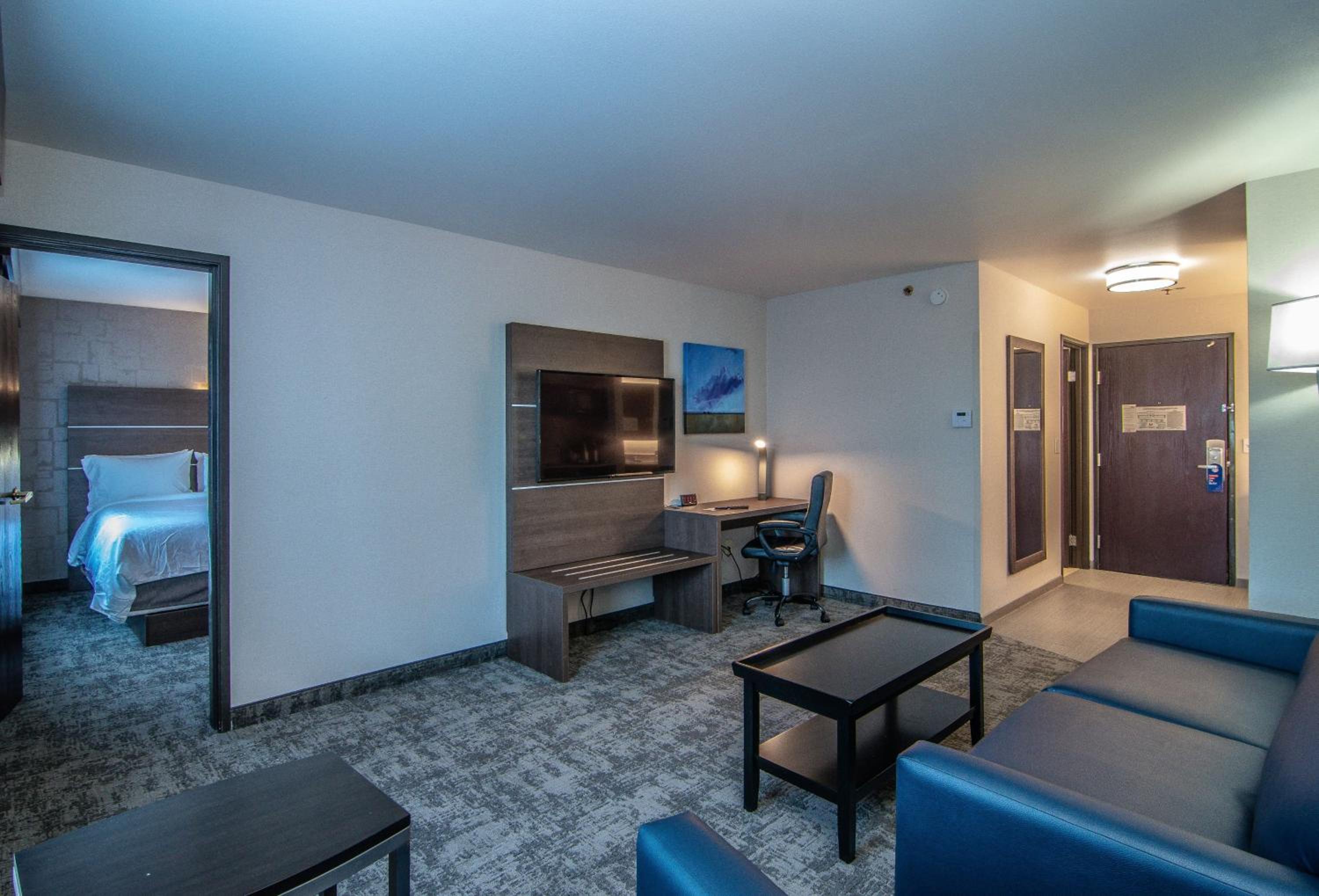 Queen Suite with Two Queen Beds - Photo 4