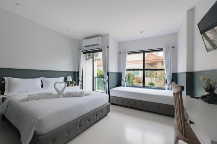 Deluxe Queen Room - Photo 1