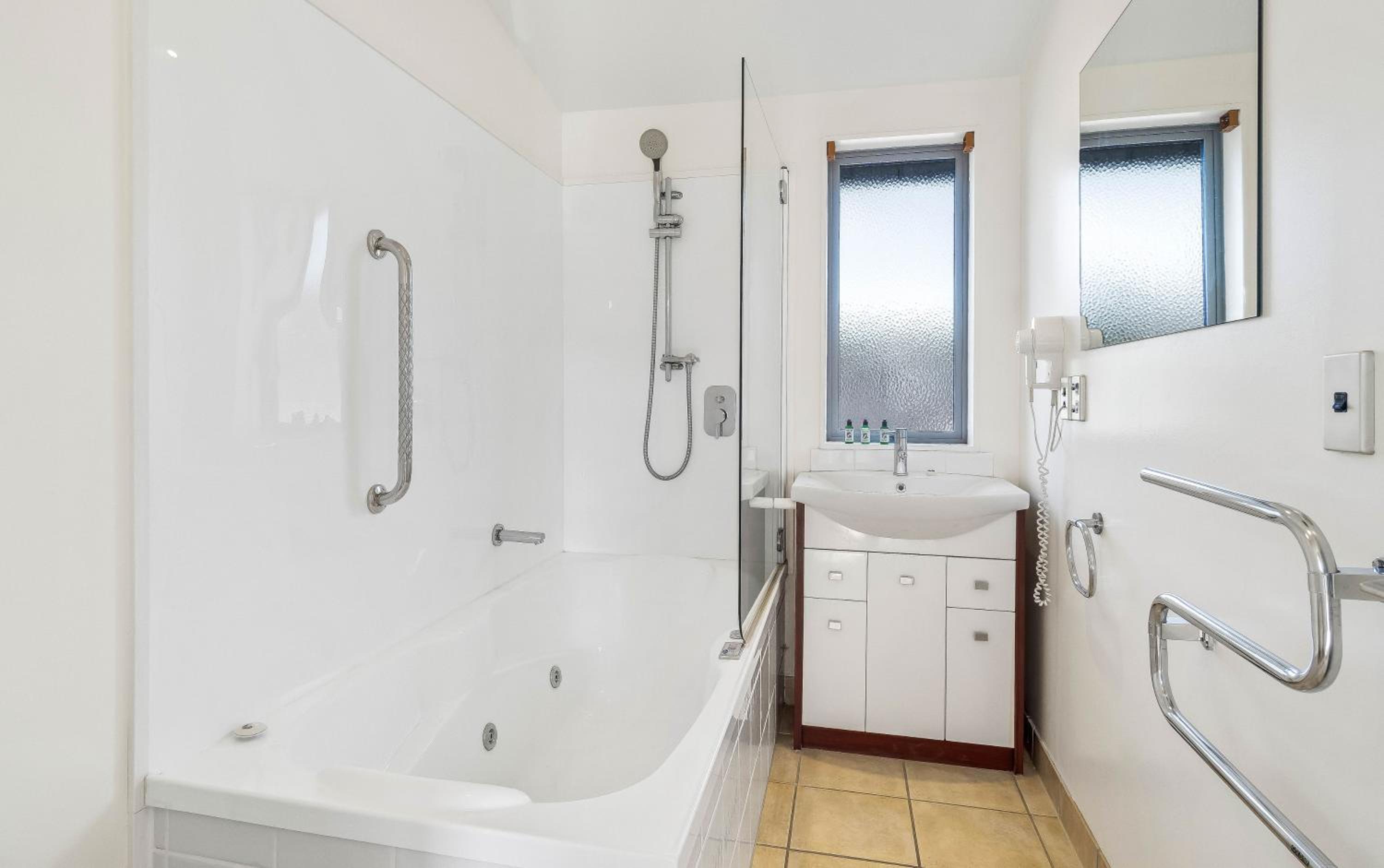 2 Bedroom Deluxe Apartment - Photo 16