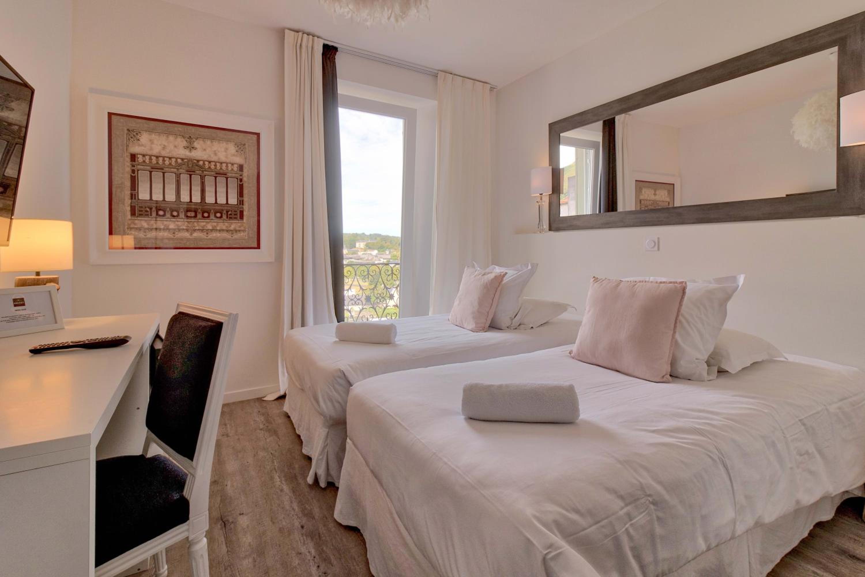 Chambre Lit King-Size avec Balcon et Accès Gratuit au Spa – Vue sur Sanctuaire