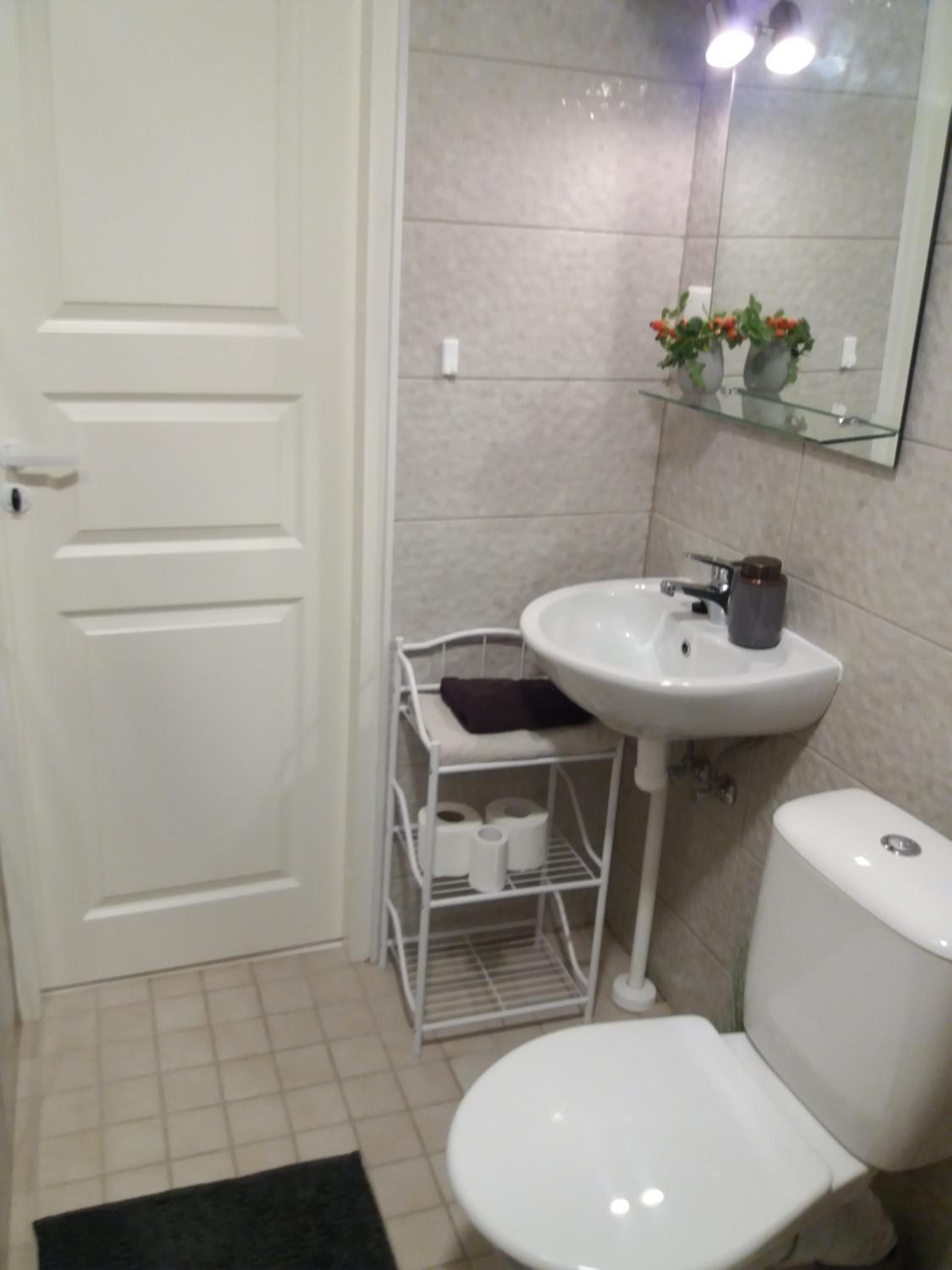 Double or Twin Room with Private Bathroom - Photo 2