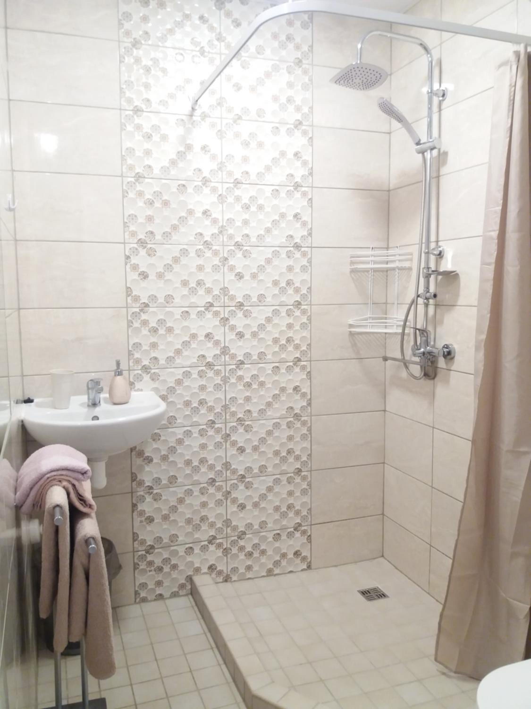 Family Room with Private Bathroom - Photo 6