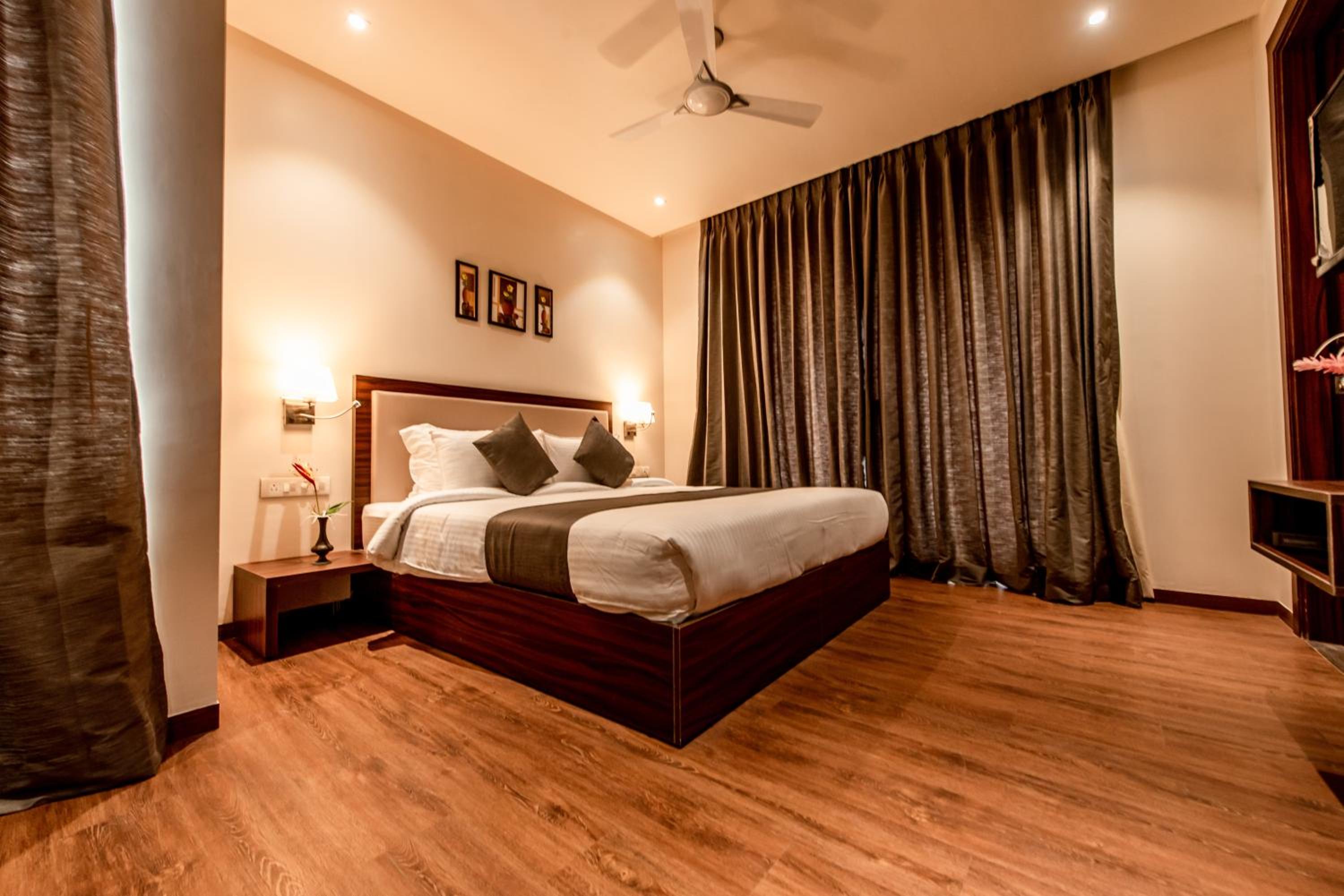 Queen Room with Balcony photo 1