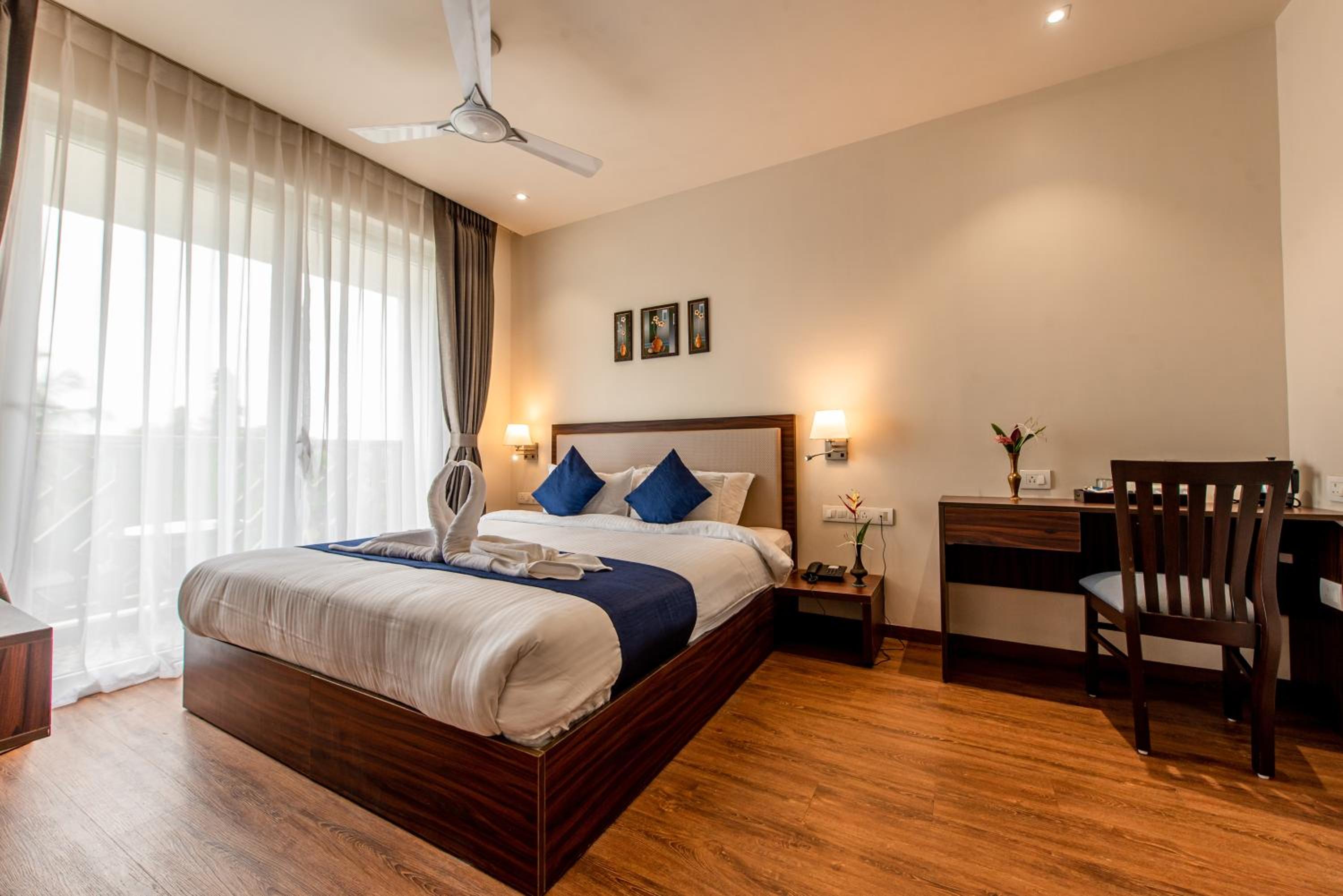 Deluxe Double Room with Balcony photo 3