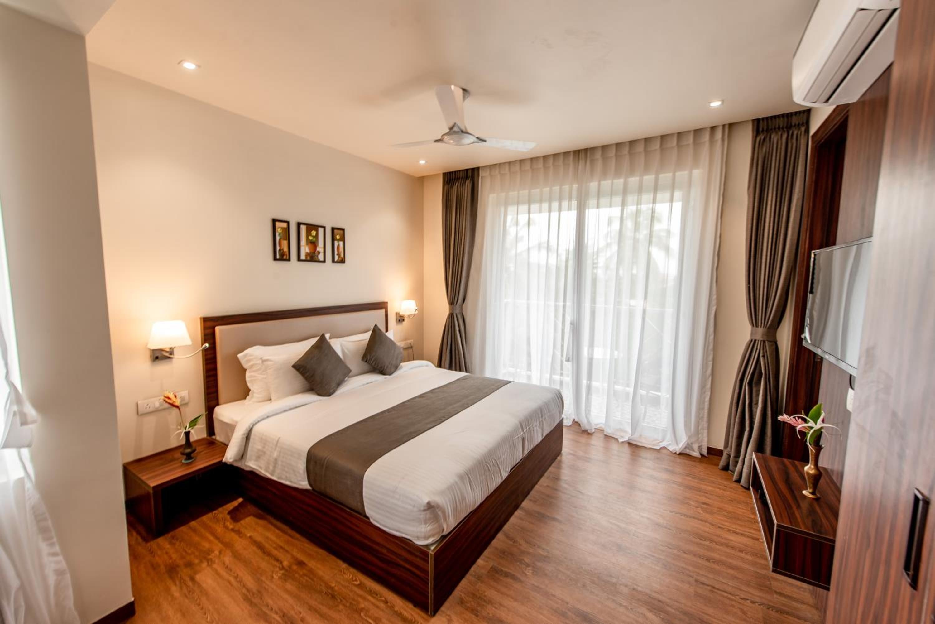 Queen Room with Balcony photo 2