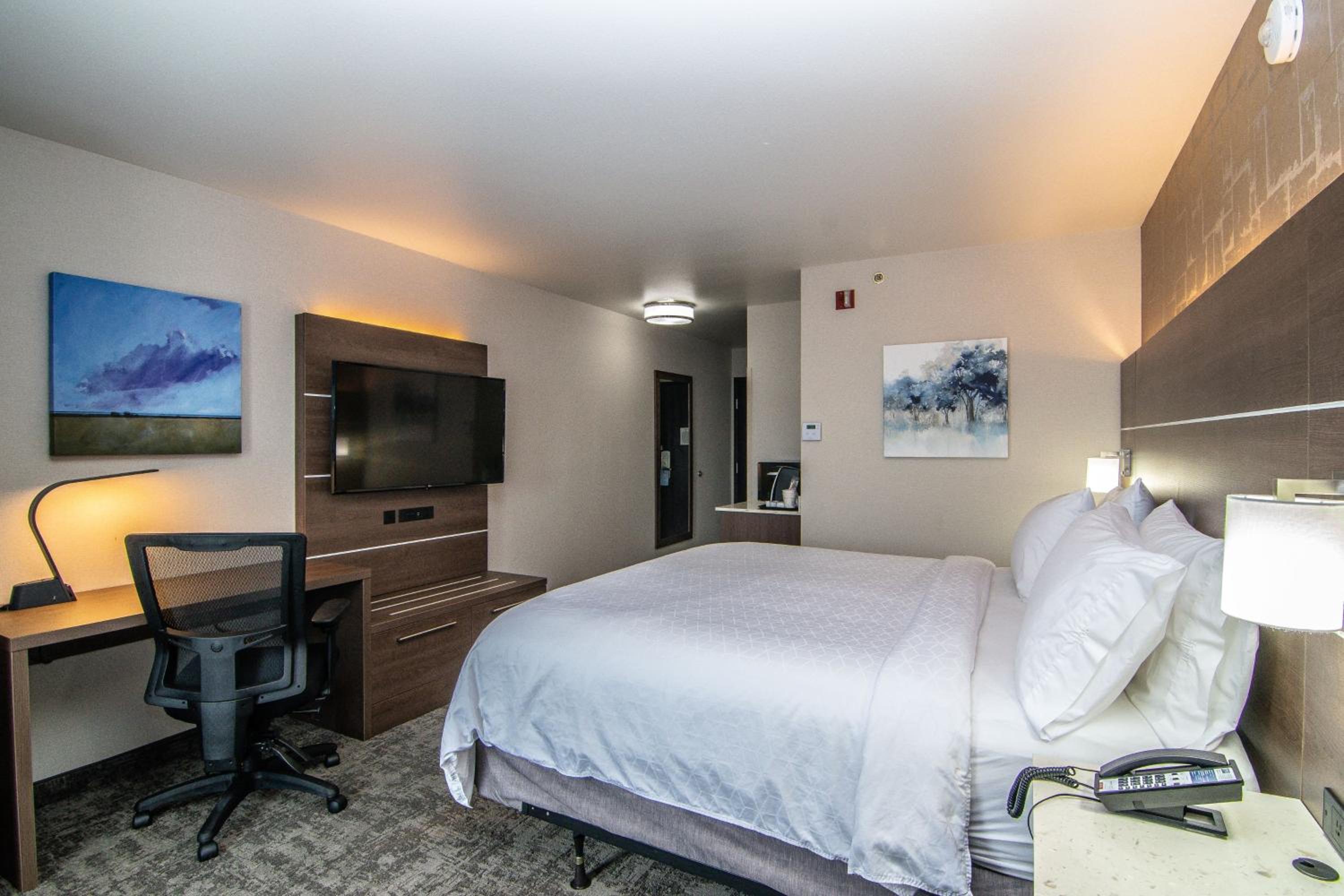 Standard King Room with Mobility Accessible Tub - Photo 2