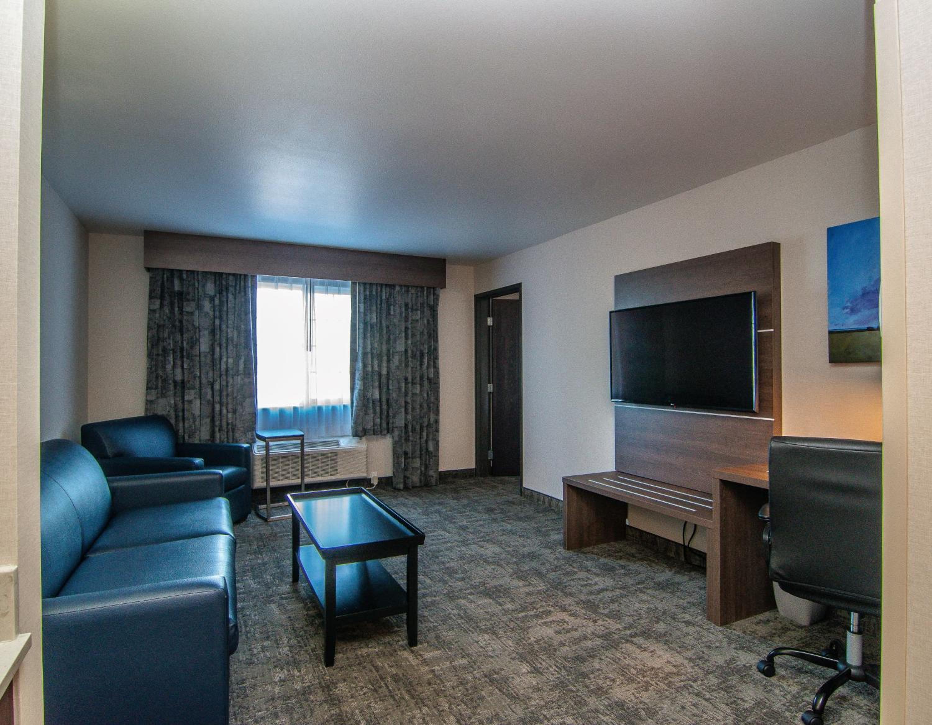 Queen Suite with Two Queen Beds - Photo 3