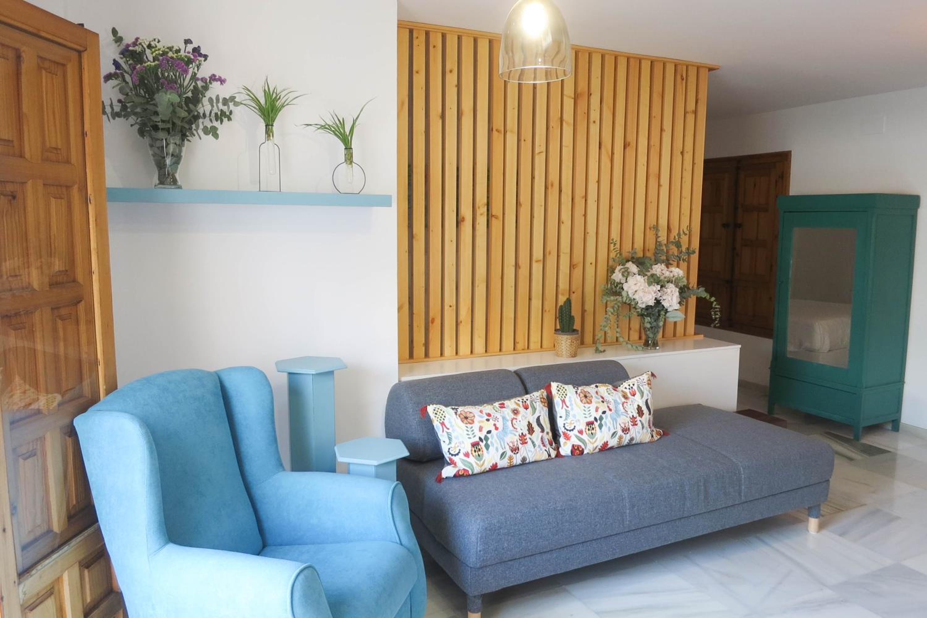 One-Bedroom Apartment - Photo 2