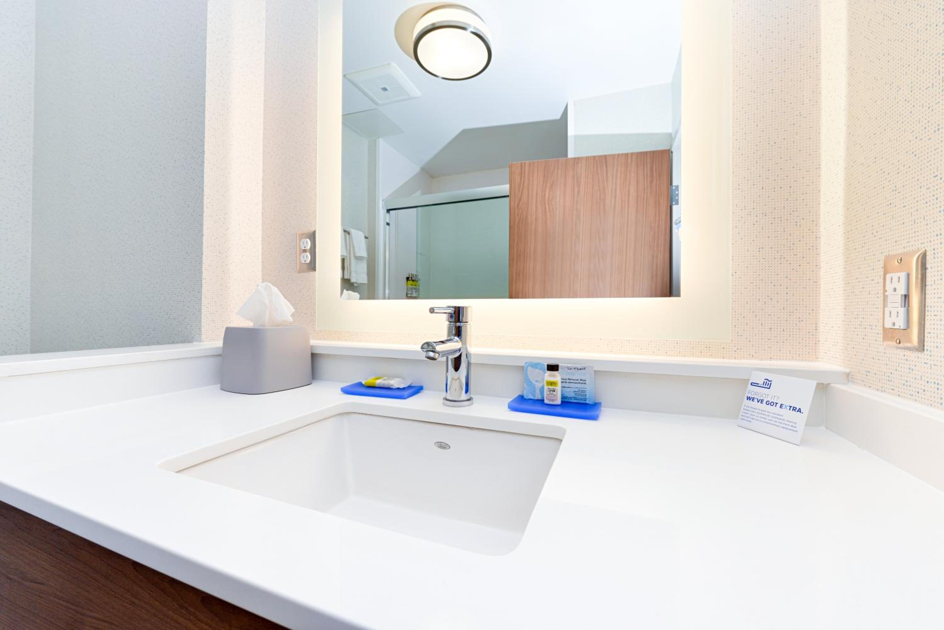 Standard King Room with Walk-In Shower - Photo 2