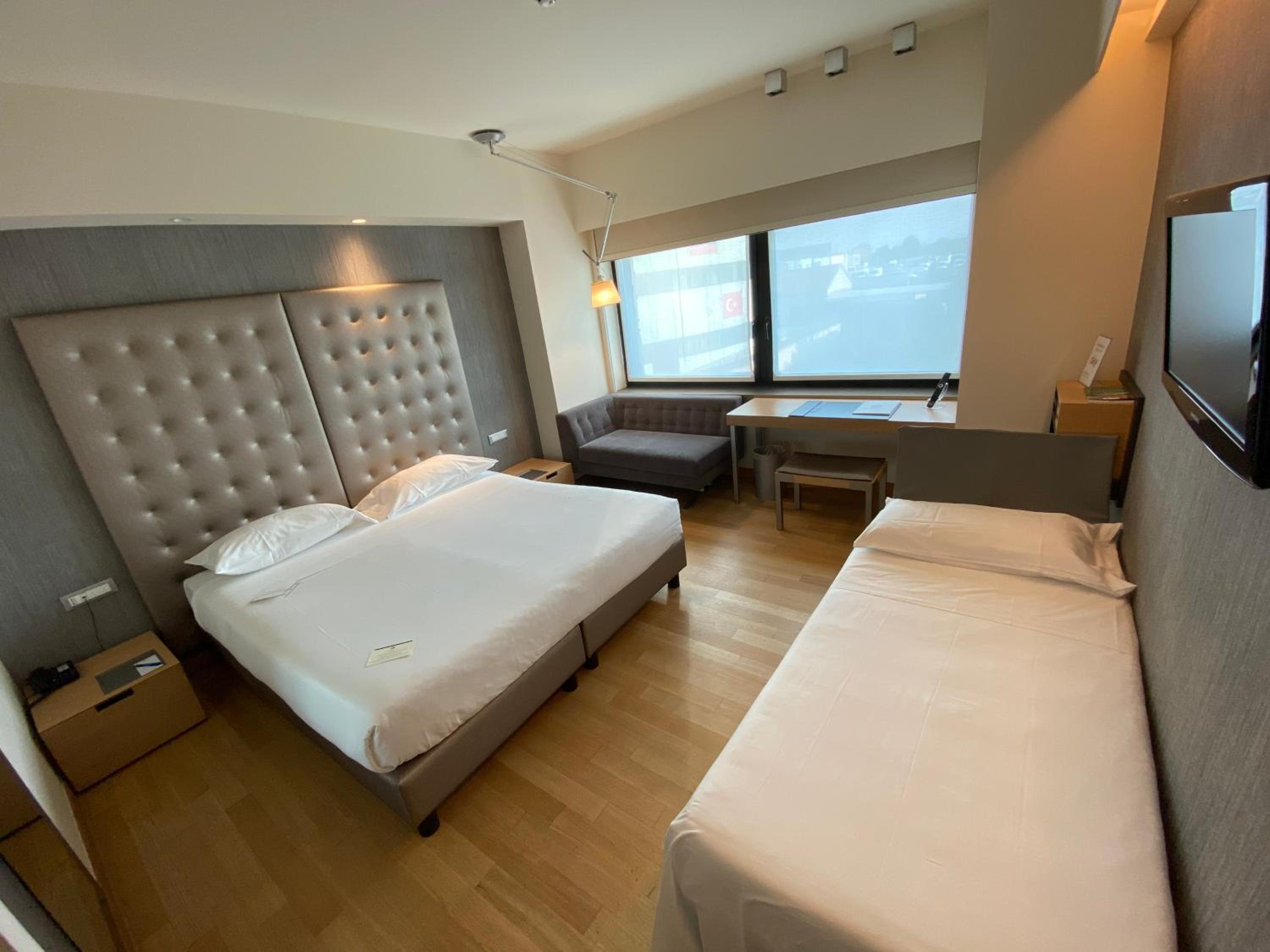 Standard King Room - Photo 5