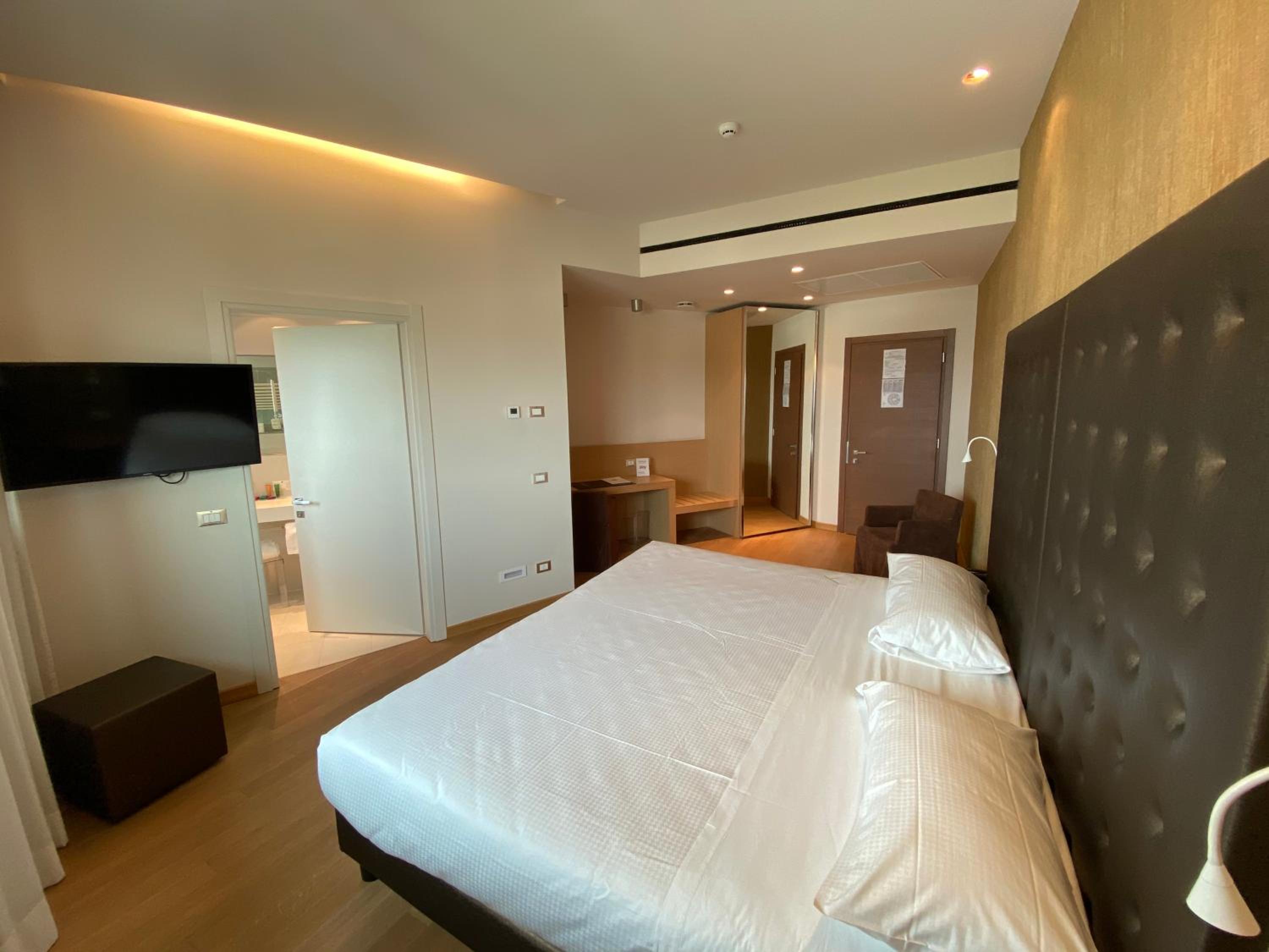 Superior King Room - Photo 3