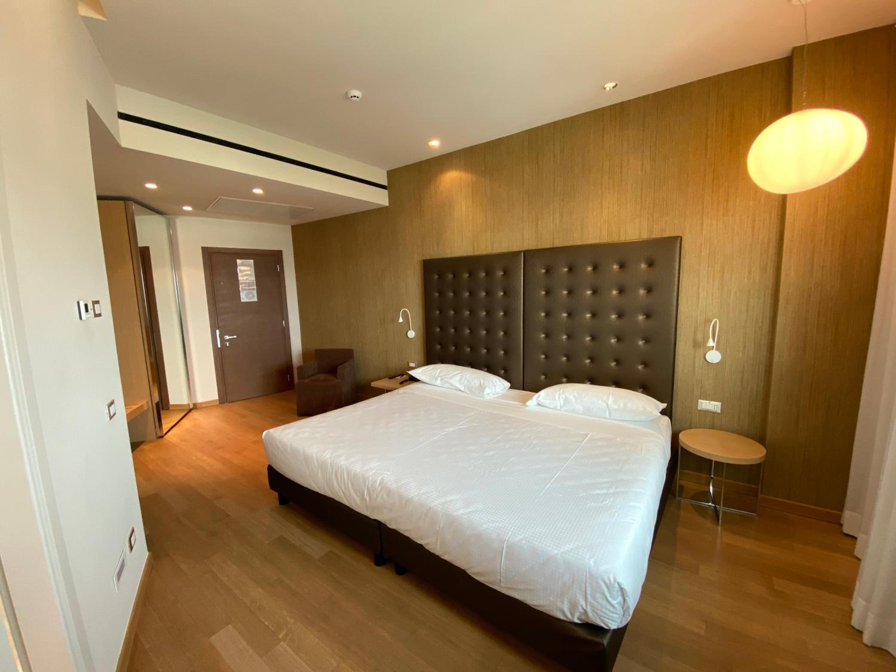 Superior King Room - Photo 4