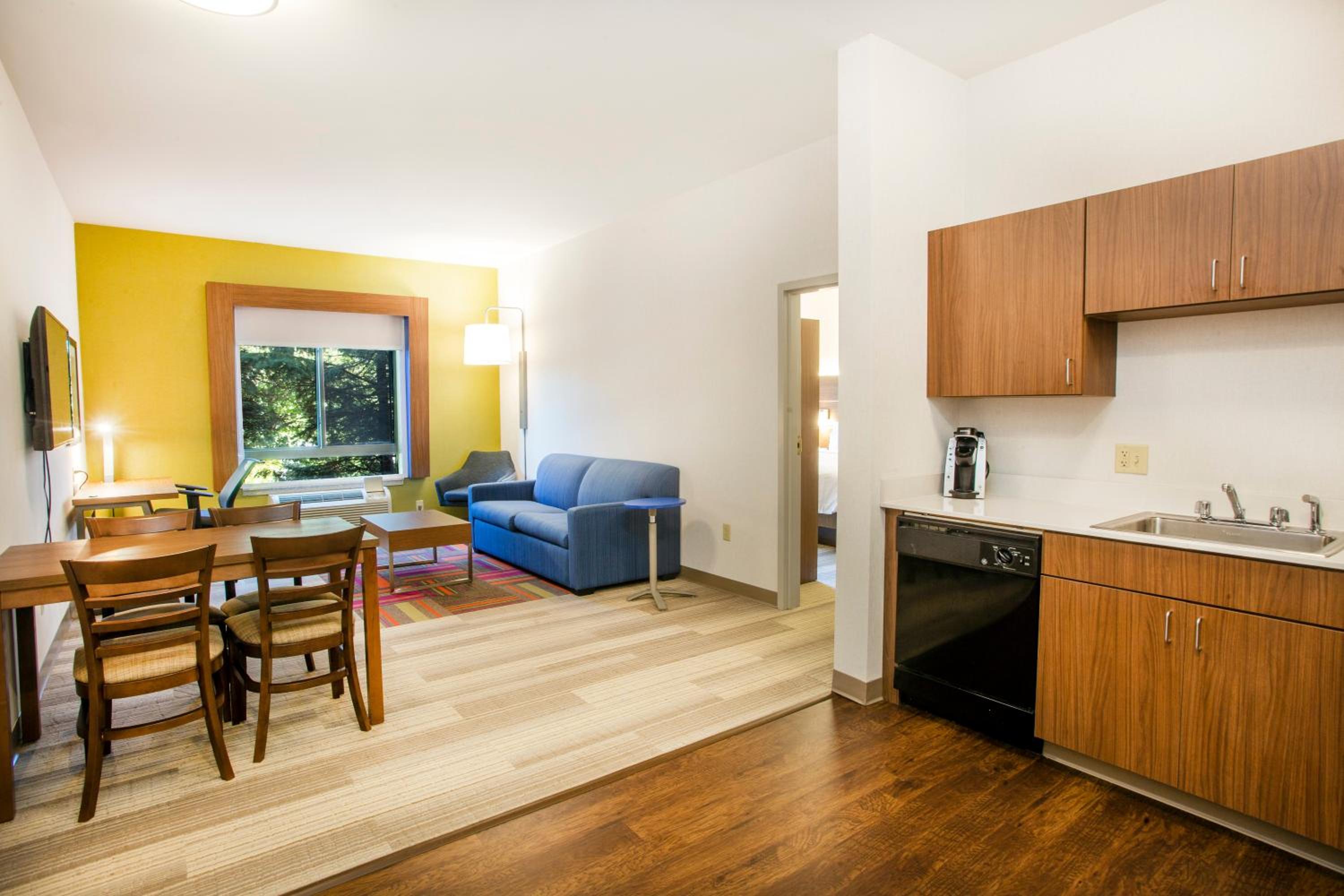 One-Bedroom King Suite with Sofa Bed - Photo 4