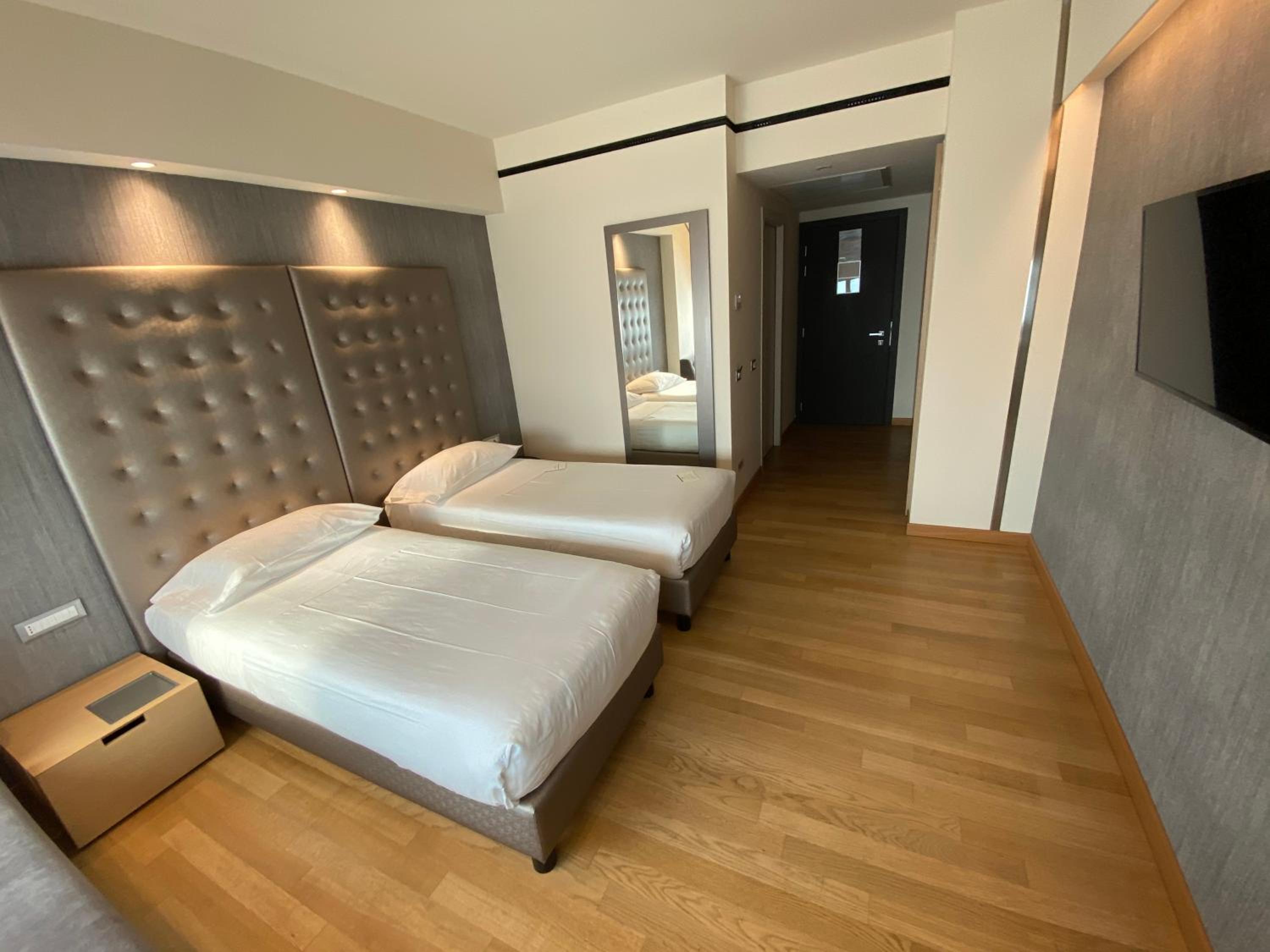 Standard Twin Room - Photo 5