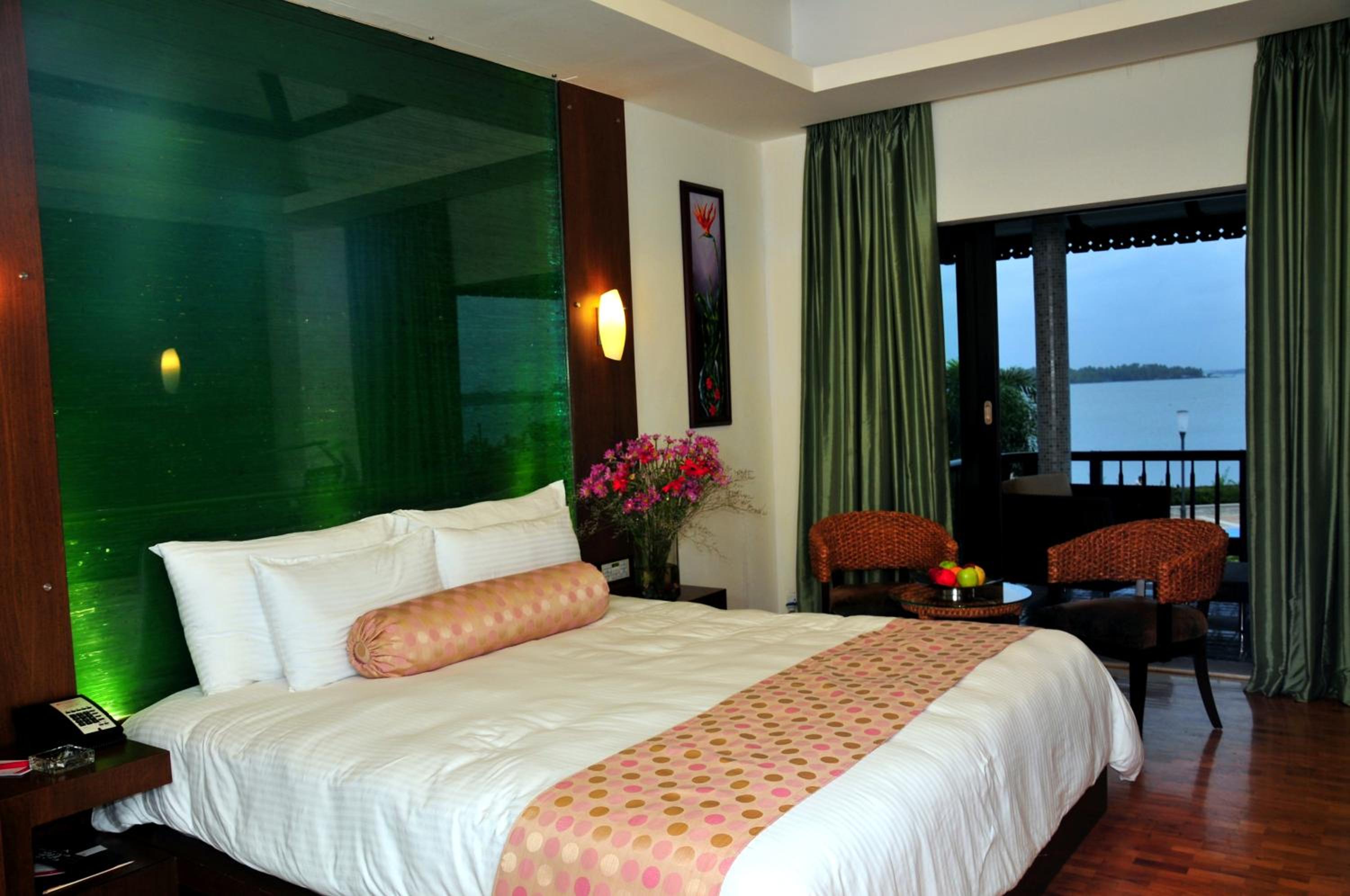 1 King Bed Smoking Lake View Cottage Room - Photo 4