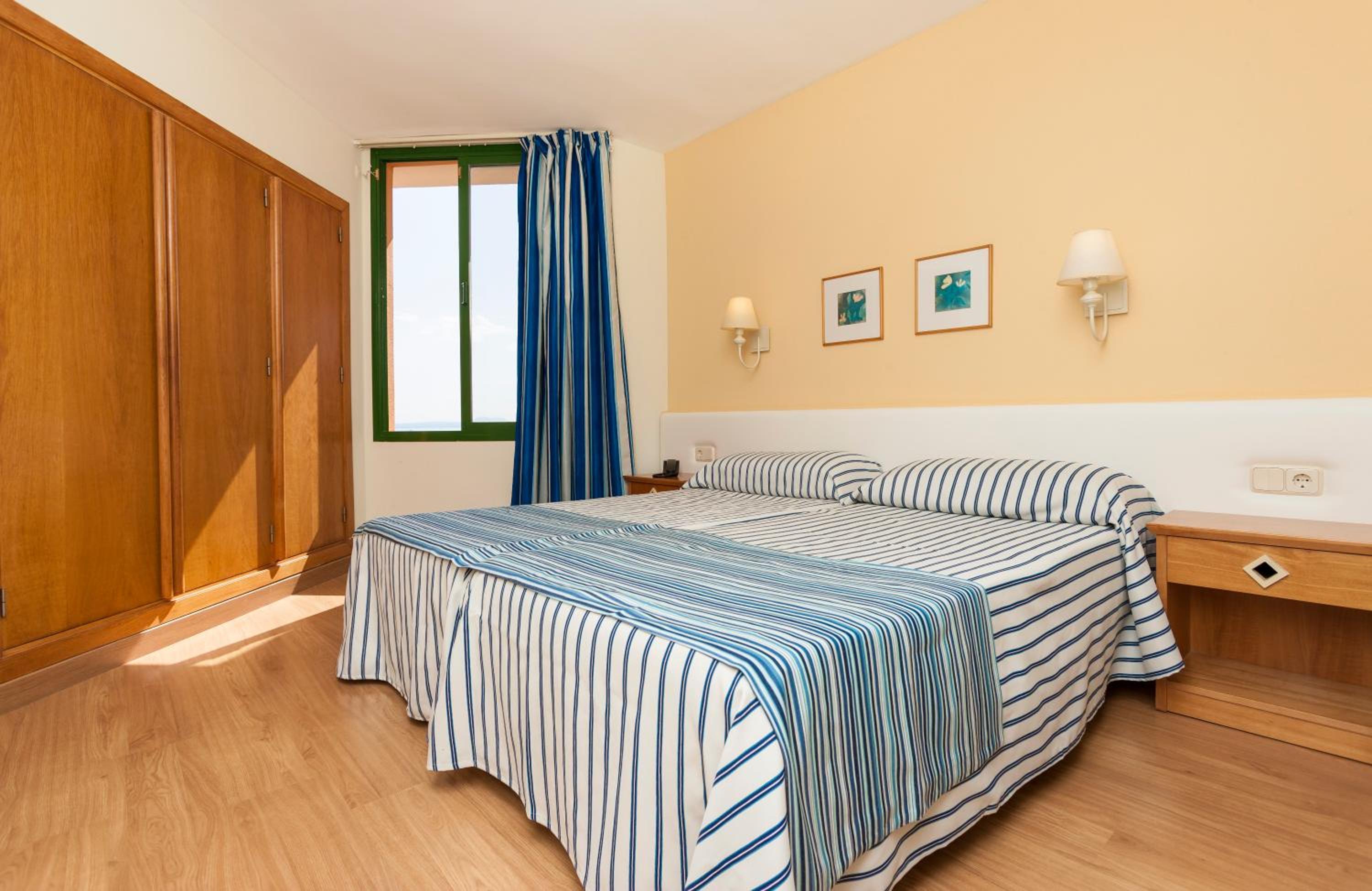 One-Bedroom Apartment with Sea View (2 adults + 3 children) - Photo 1