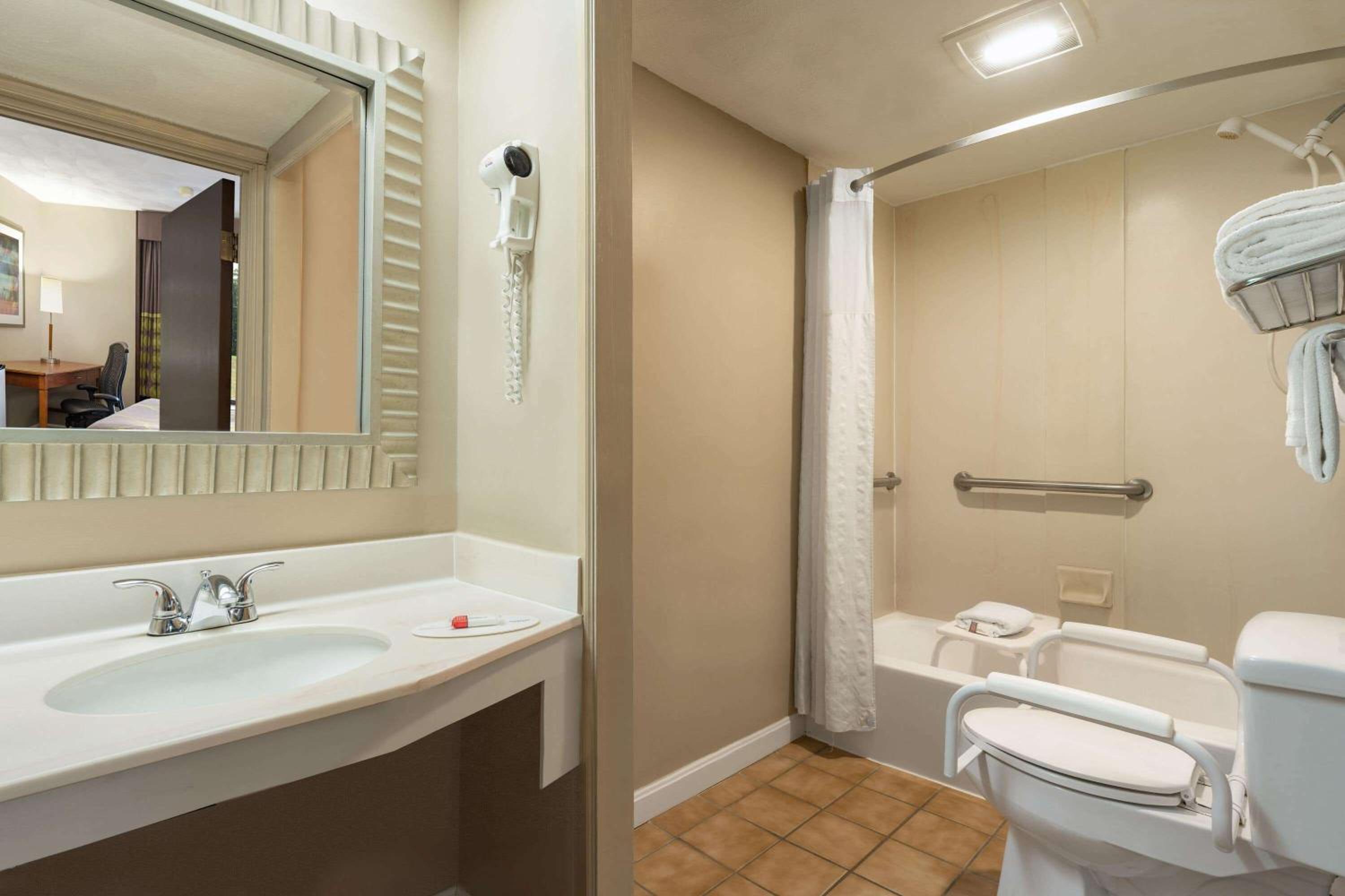 Double Room - Disability Access/Non-Smoking - Photo 2