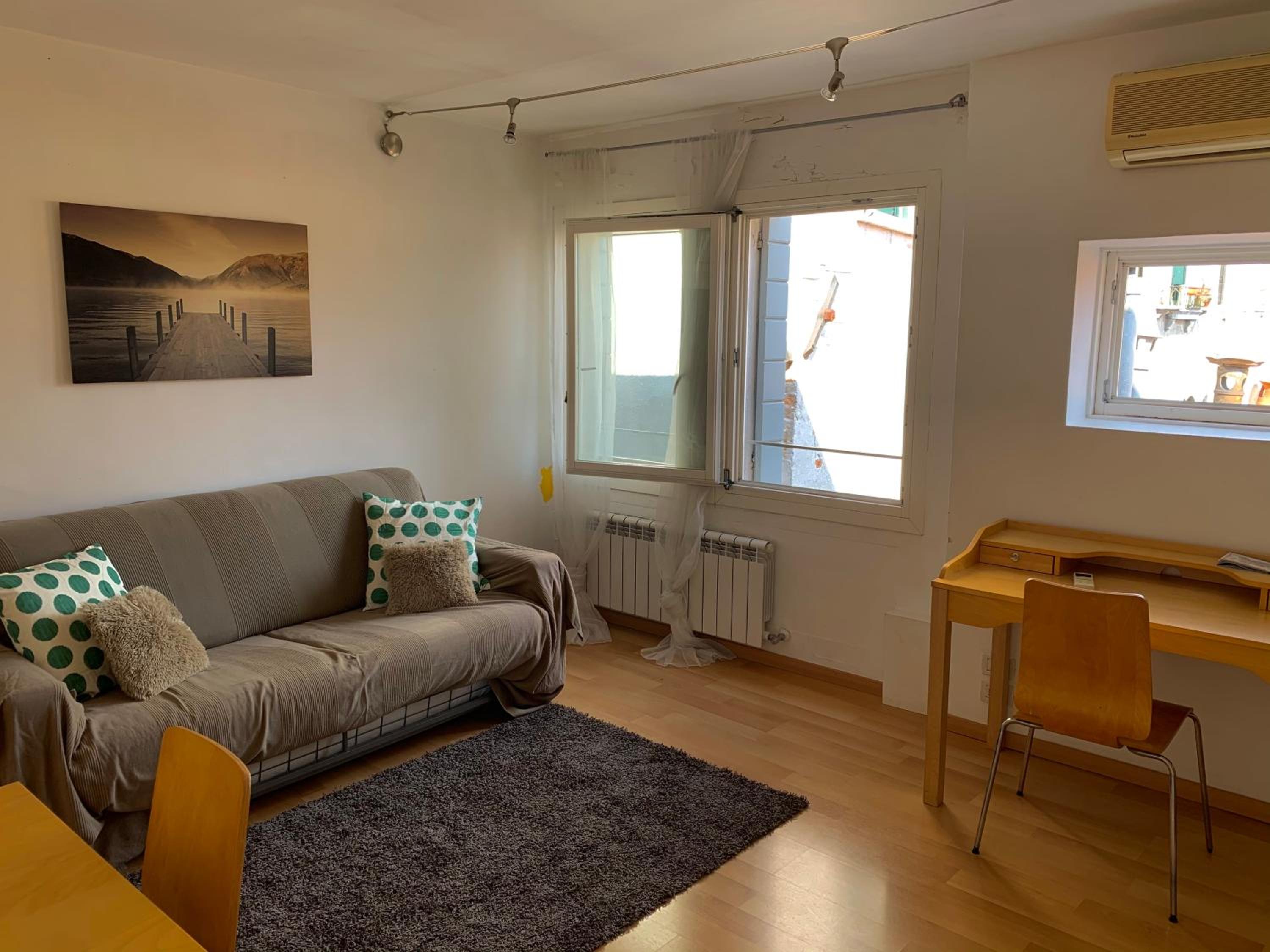 One-Bedroom Apartment photo 1