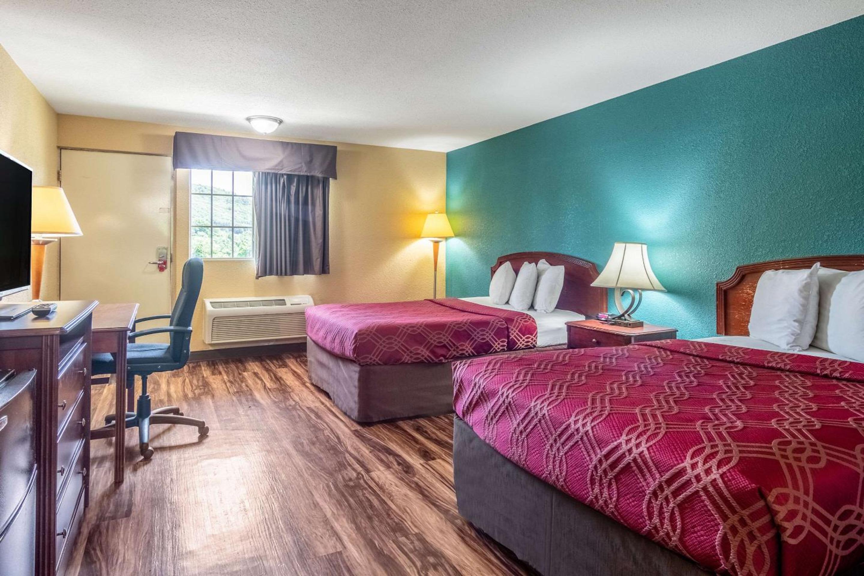 Double Room With Two Double Beds - Smoking photo 3