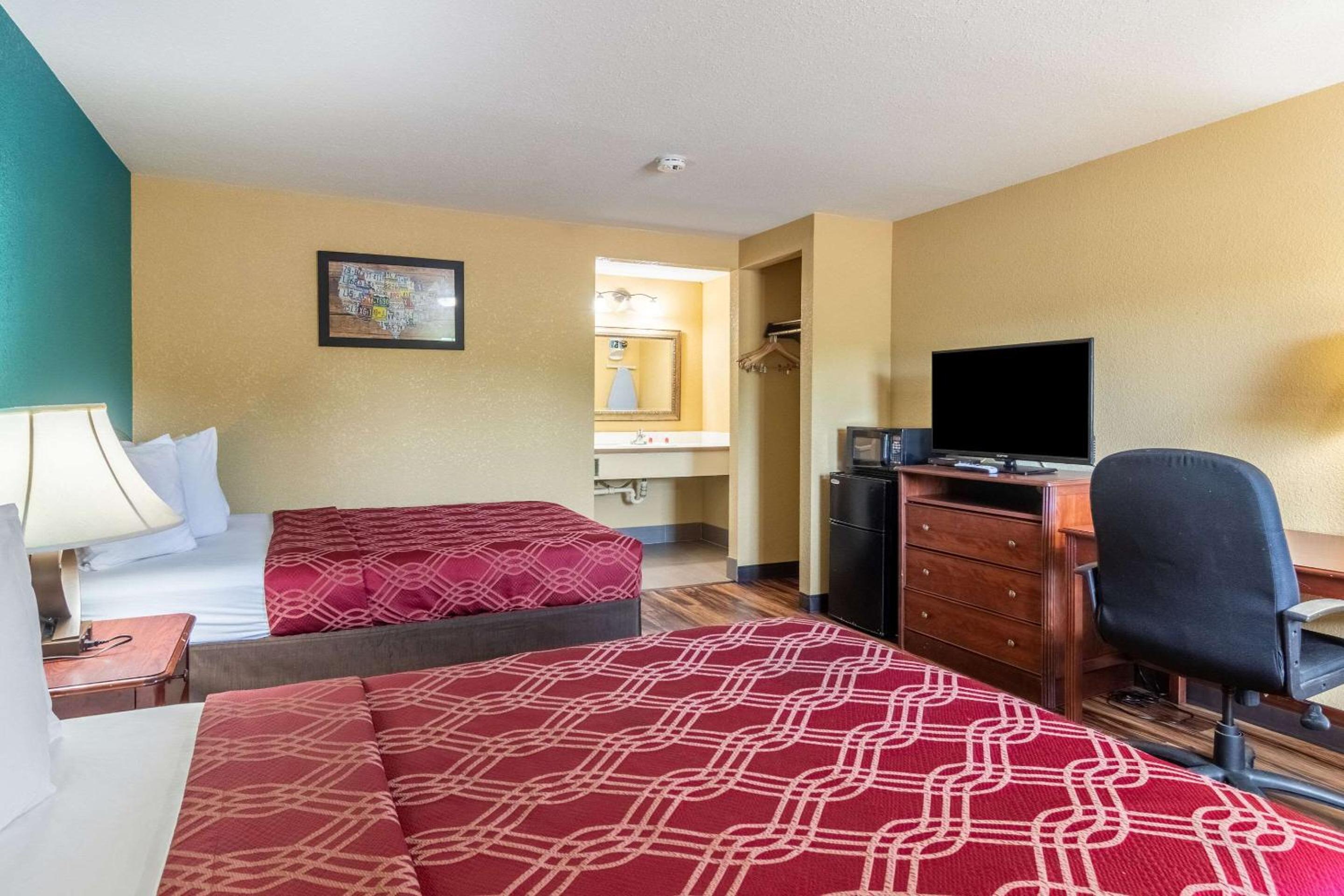 Double Room With Two Double Beds - Smoking photo 2