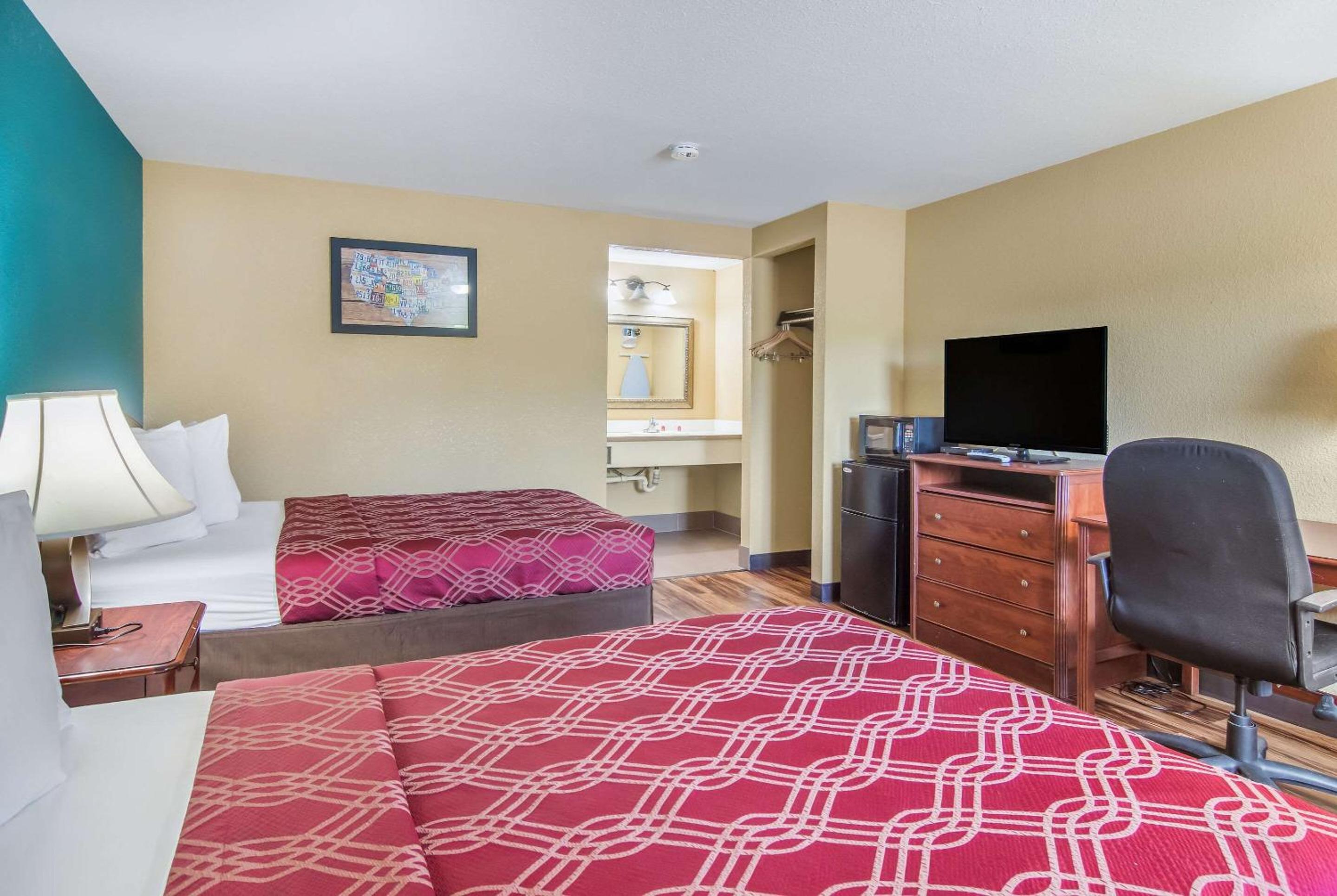 Standard Room 2 Queen Beds - Non Smoking photo 1