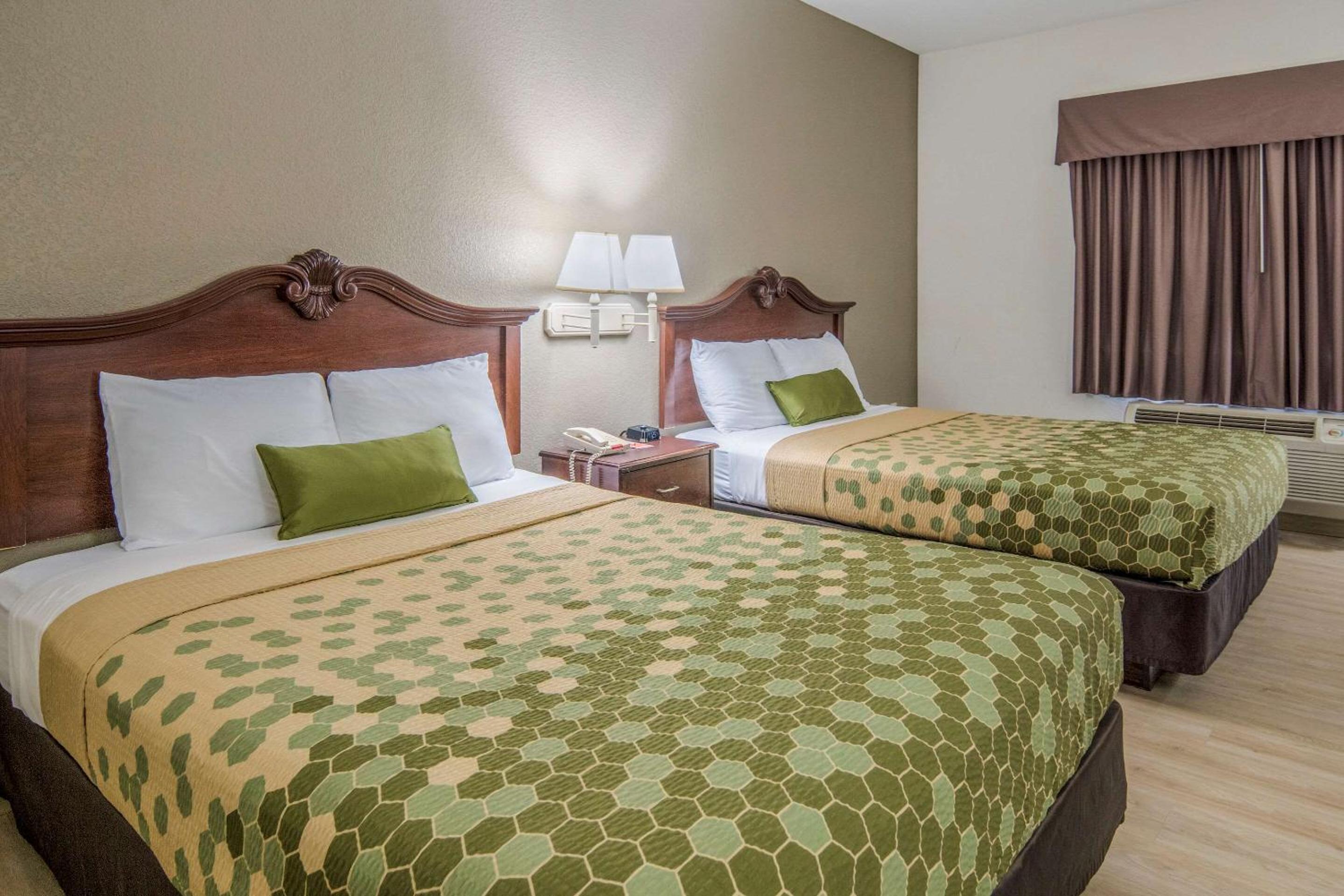 Queen Room with Two Queen Beds - Non-Smoking - Photo 4