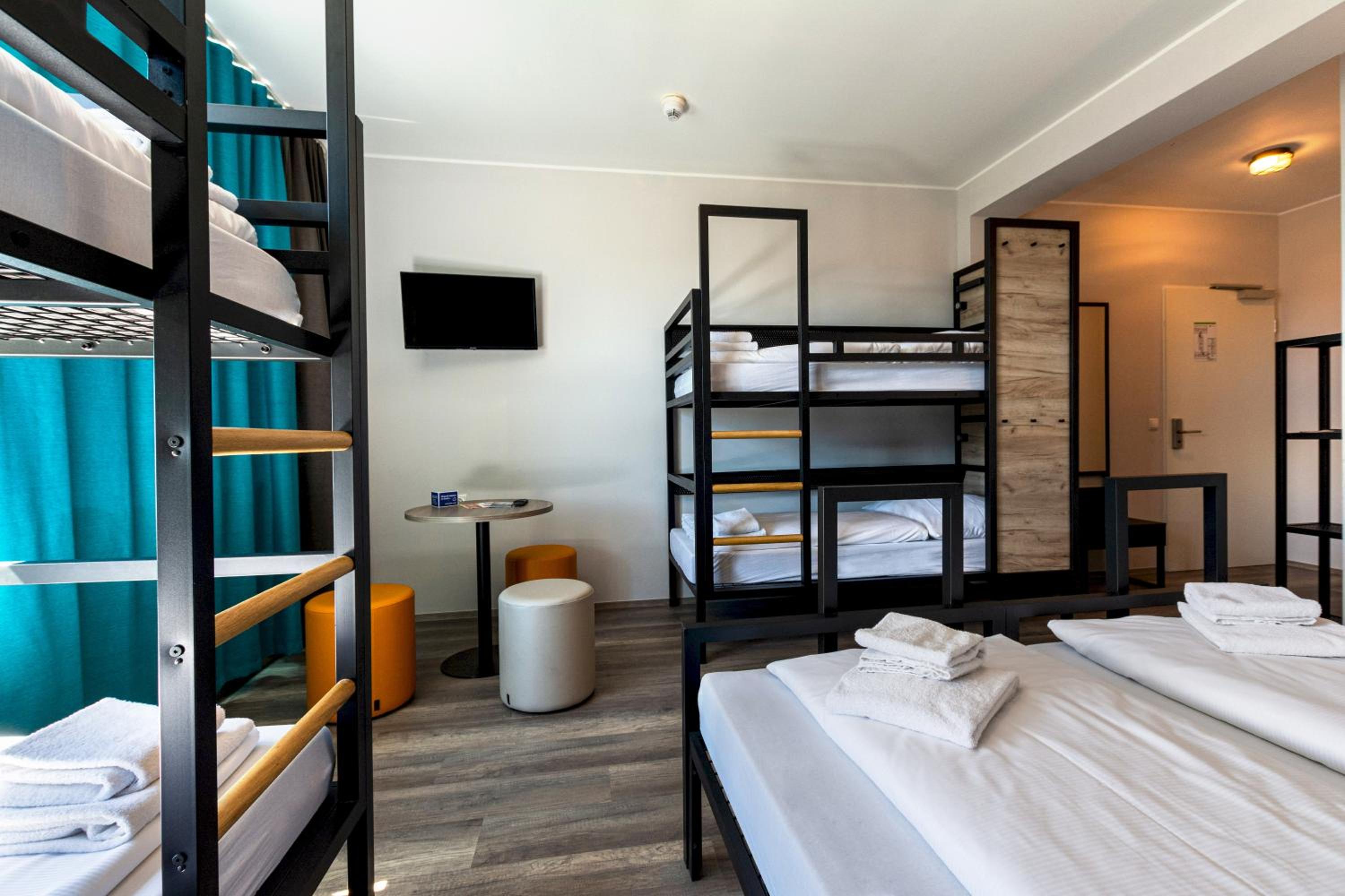 Six-Bed Room - Photo 4