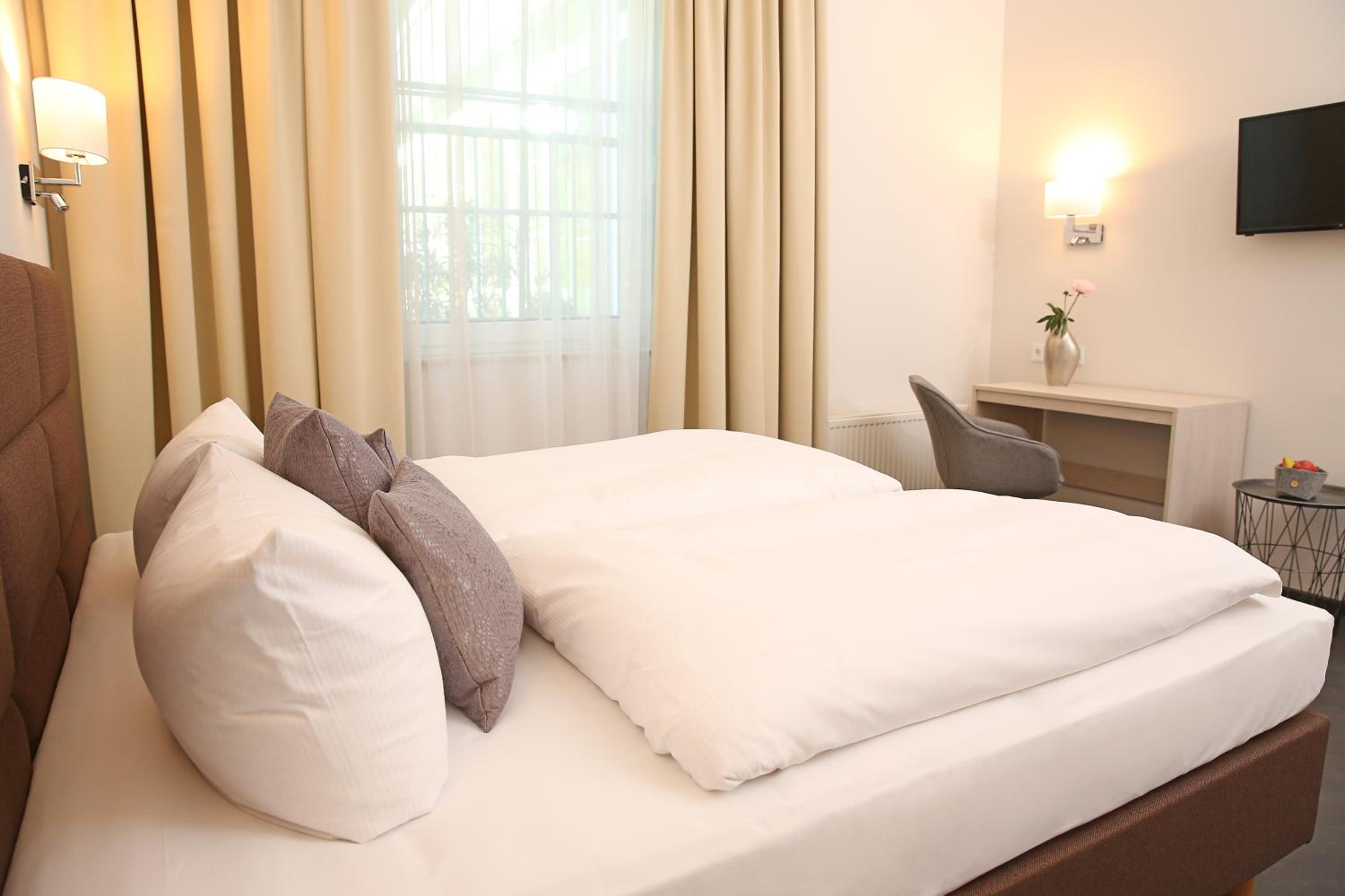 Standard Double Room - Photo 10