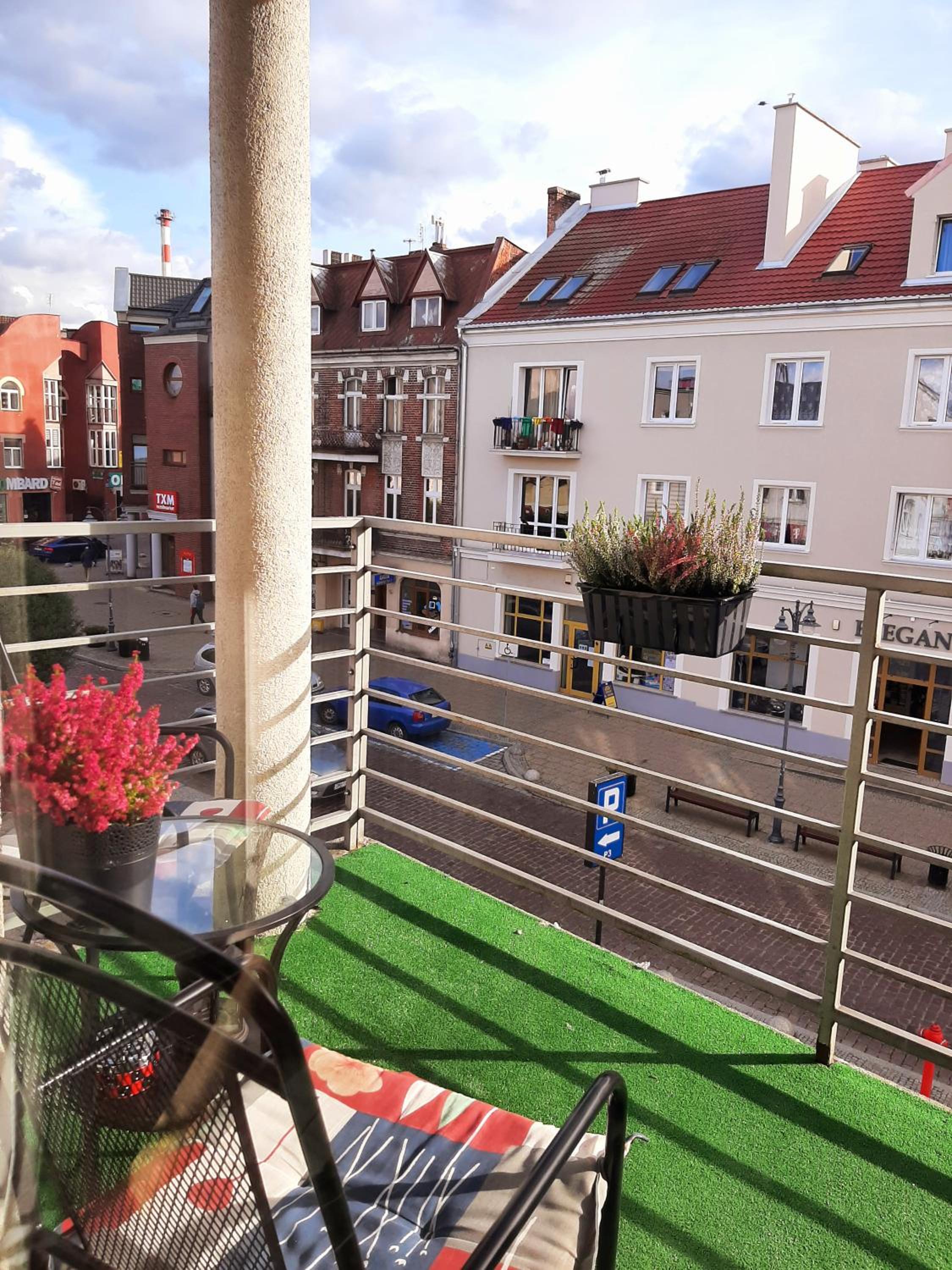 Apartment with Balcony - Photo 4