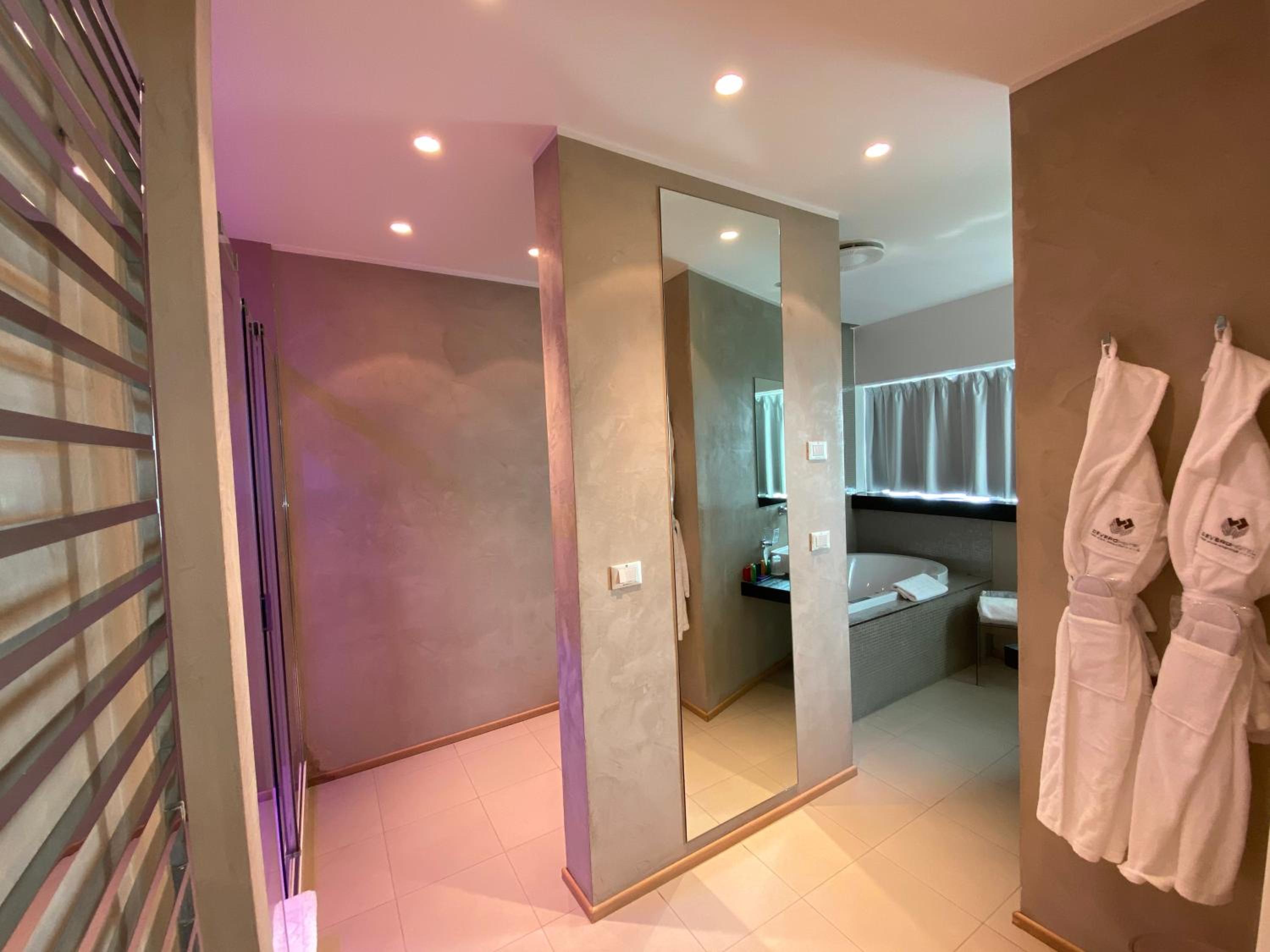 Prestige Junior King Suite with Spa Bath - Photo 7