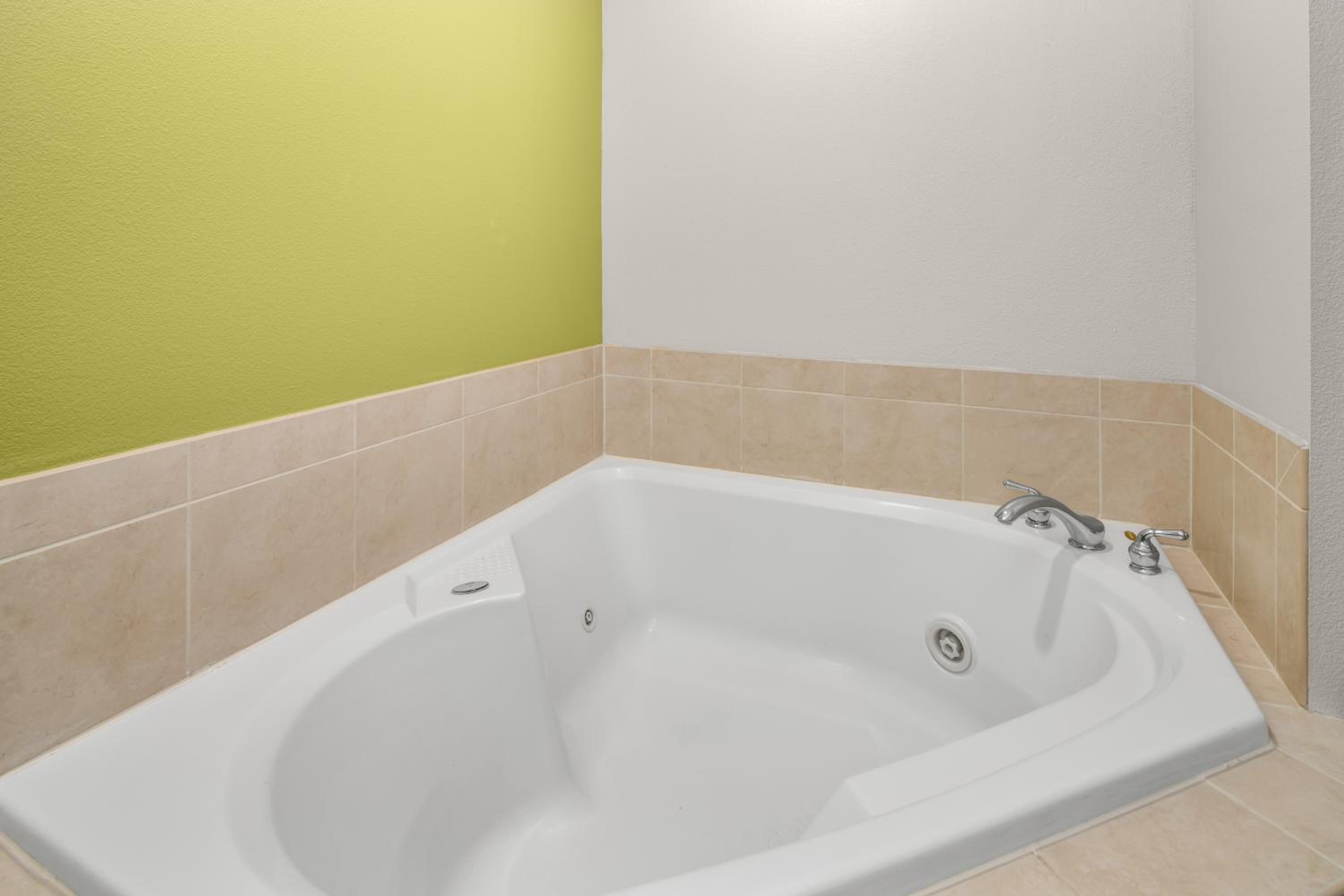 King Suite with Spa Bath - Non-Smoking - Photo 4