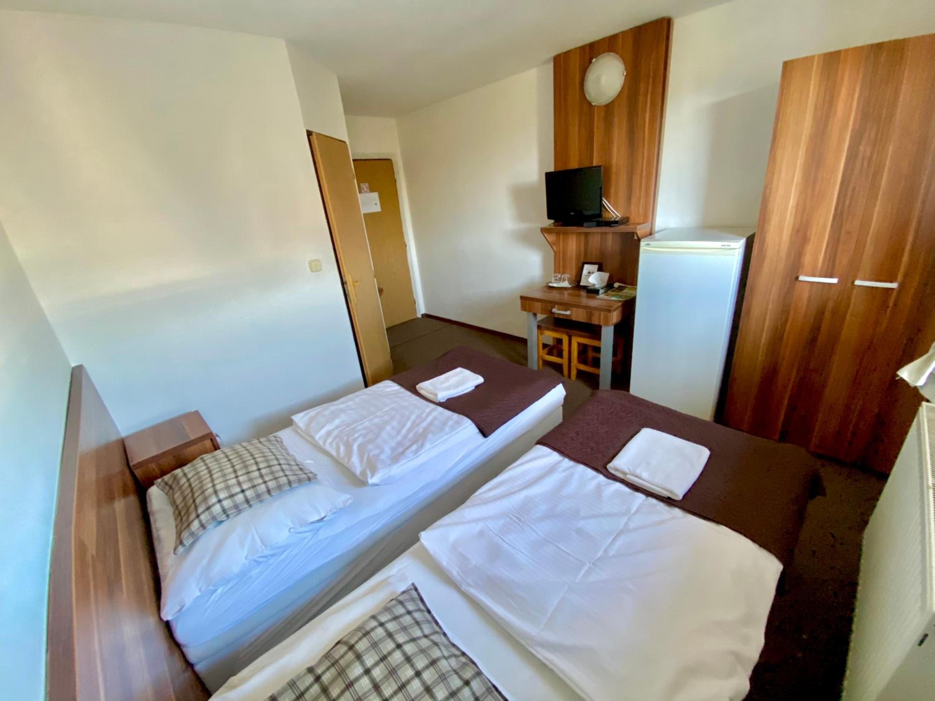 Twin Room with Private Bathroom photo 2