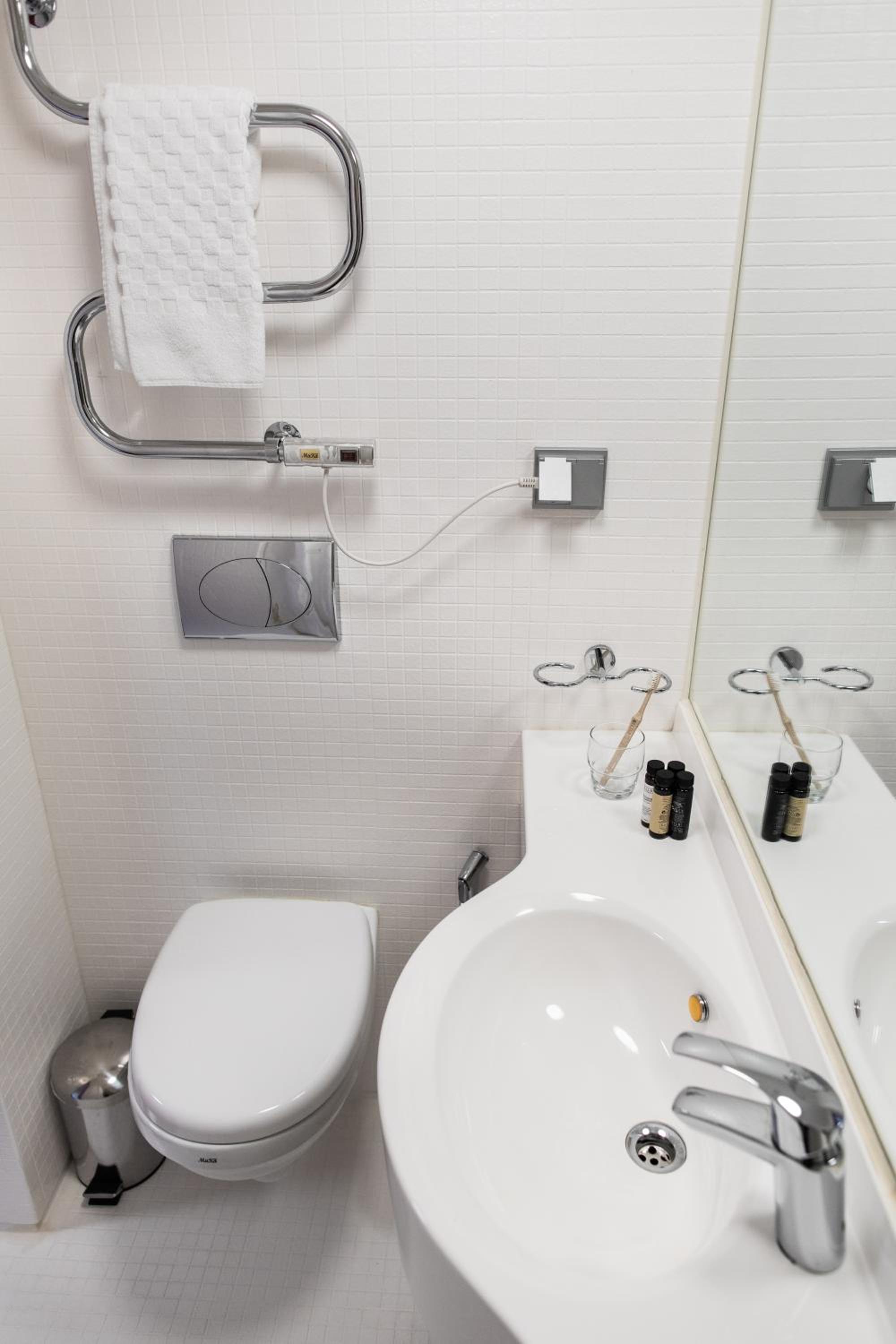 Deluxe King Room with private Bathroom thumbnail 5